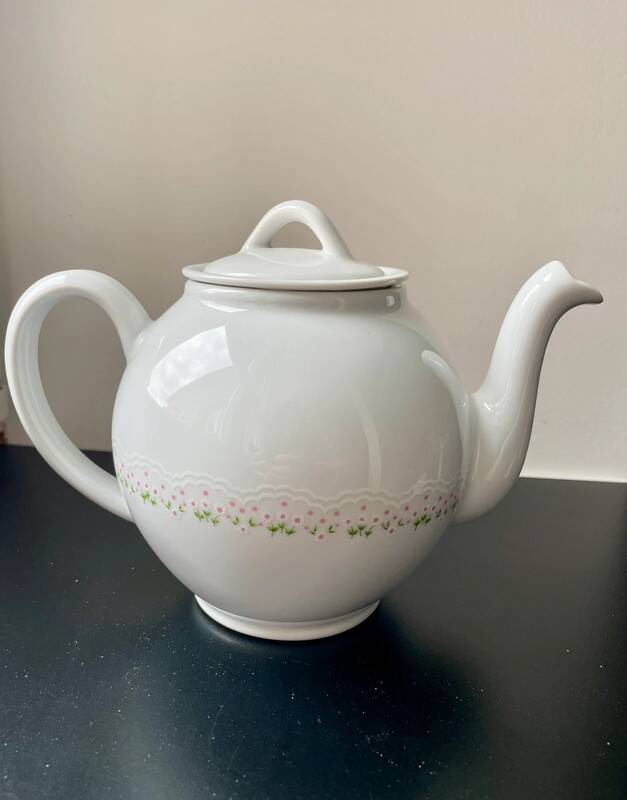 White Porcelain Teapot 0.75 L