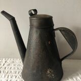 Deux burettes d'atelier, arrosoirs d'intérieur