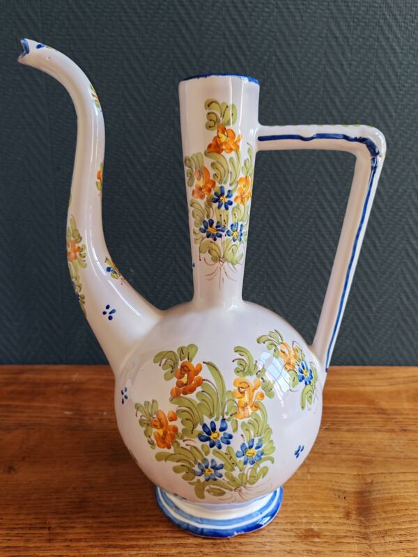 Aiguière, pichet vintage en faïence émaillée à décor floral peint à la main