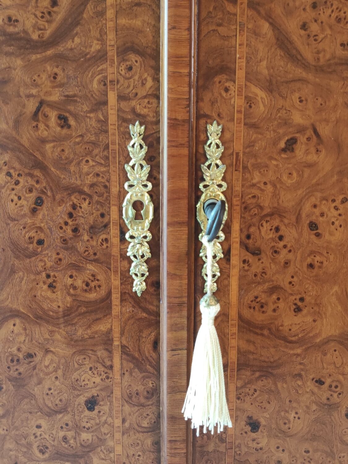 Armoire miniature en noyer Burr