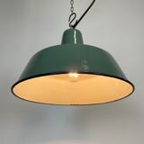 Suspension industrielle en émail vert, années 1960