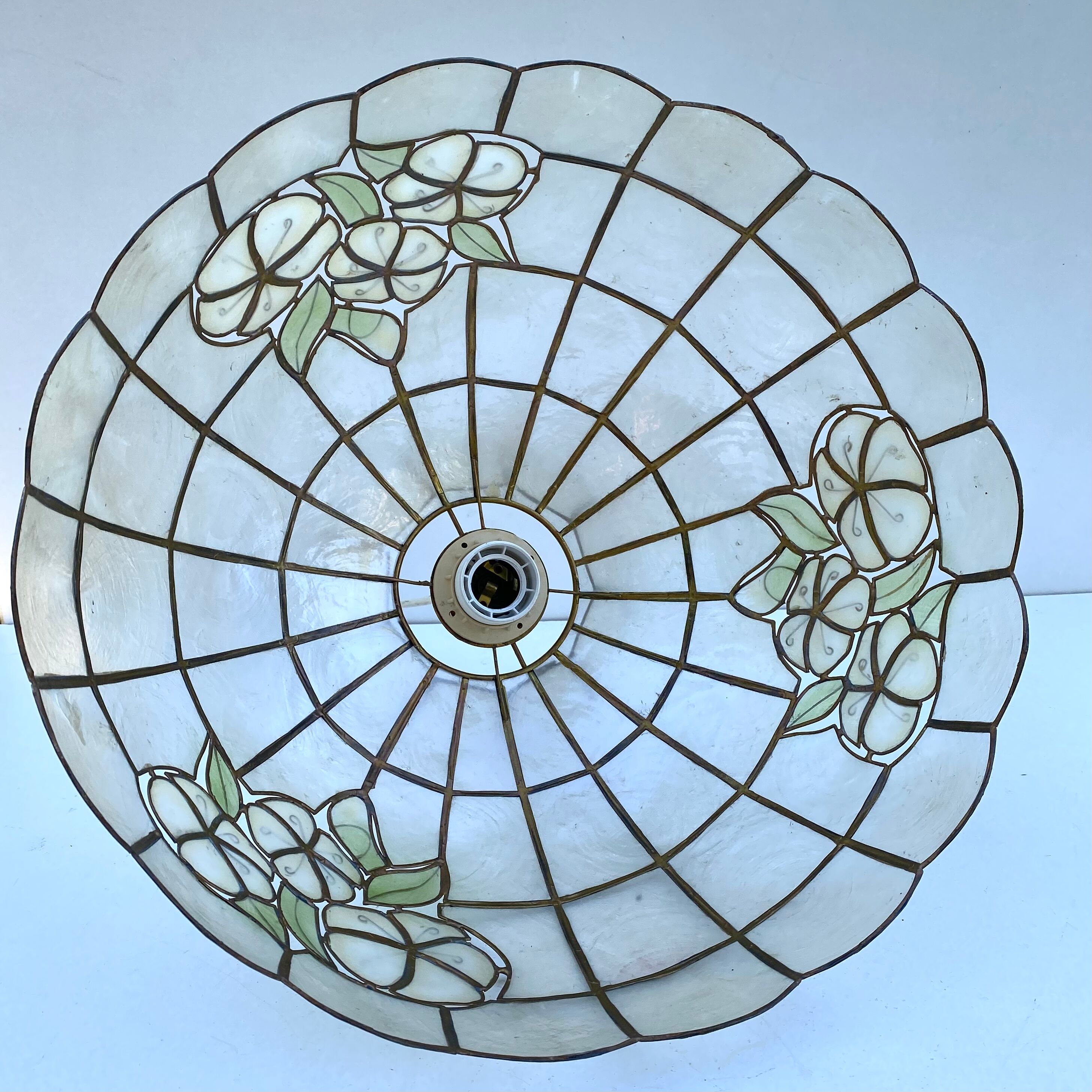 Mother-of-pearl and brass suspension