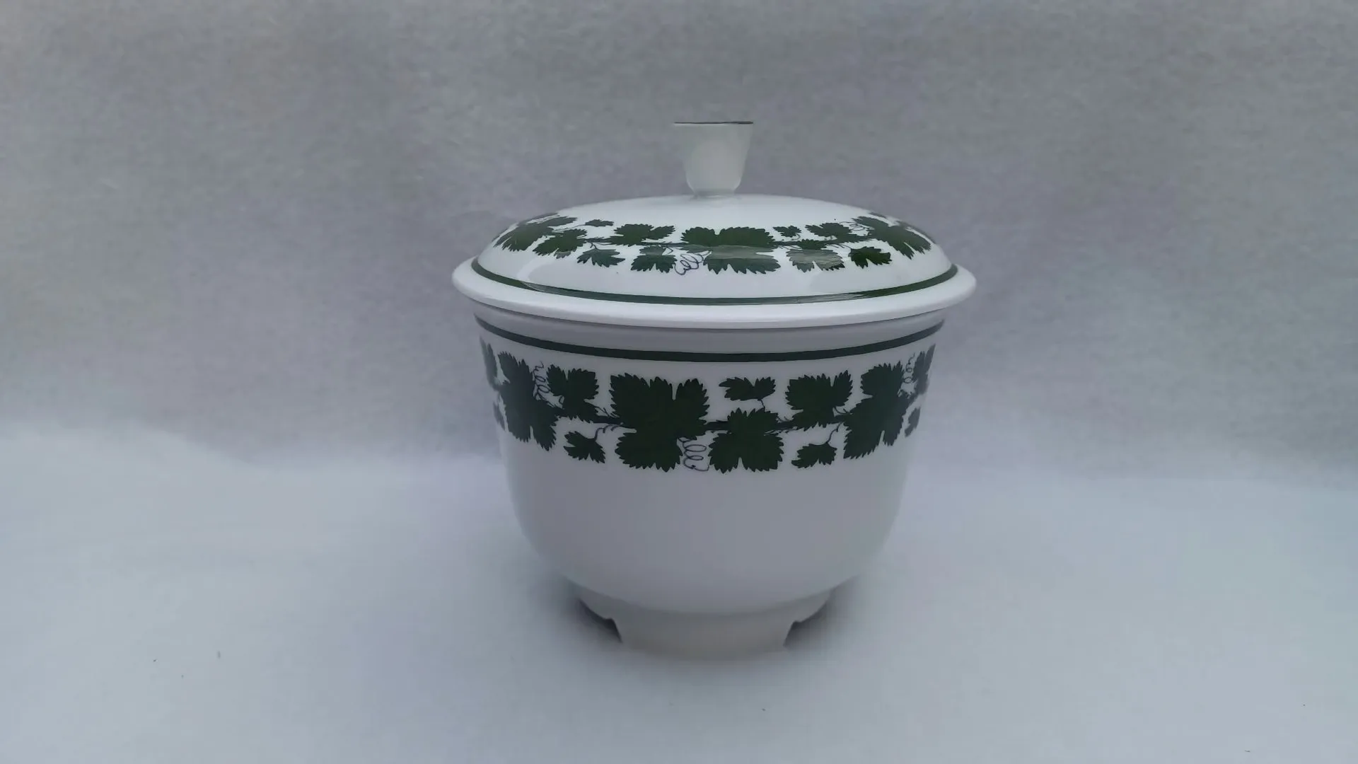 Vintage Meissen porcelain bonbonniere / lidded sugar bowl with vine leaf design, 1930s