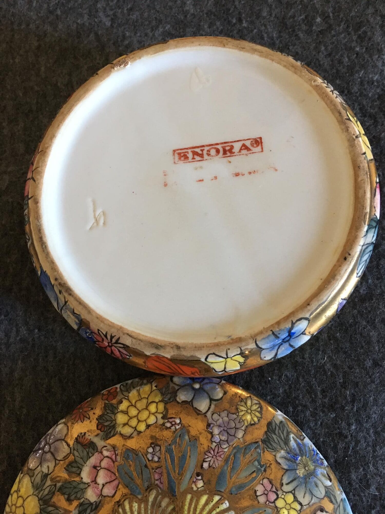 Porcelain candy with enamelled floral decorations. Pretty colors on a golden background.