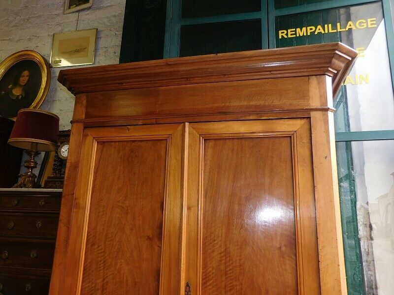 Louis Philippe walnut blond cabinet of the 19th