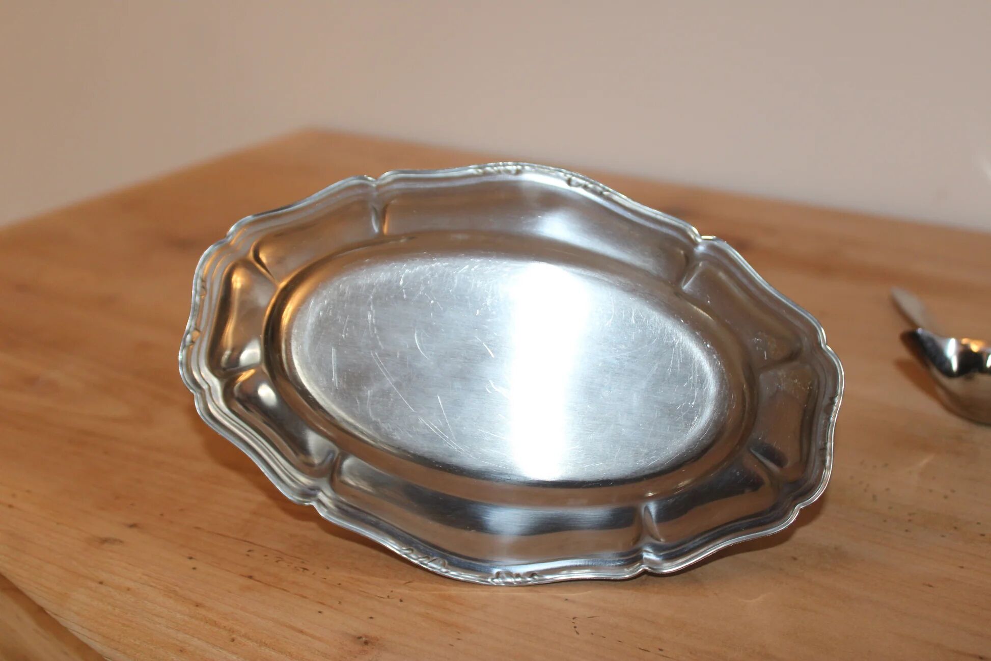 Antique silver-plated sauce boat with sauce spoon – Attached tray in Louis XV style