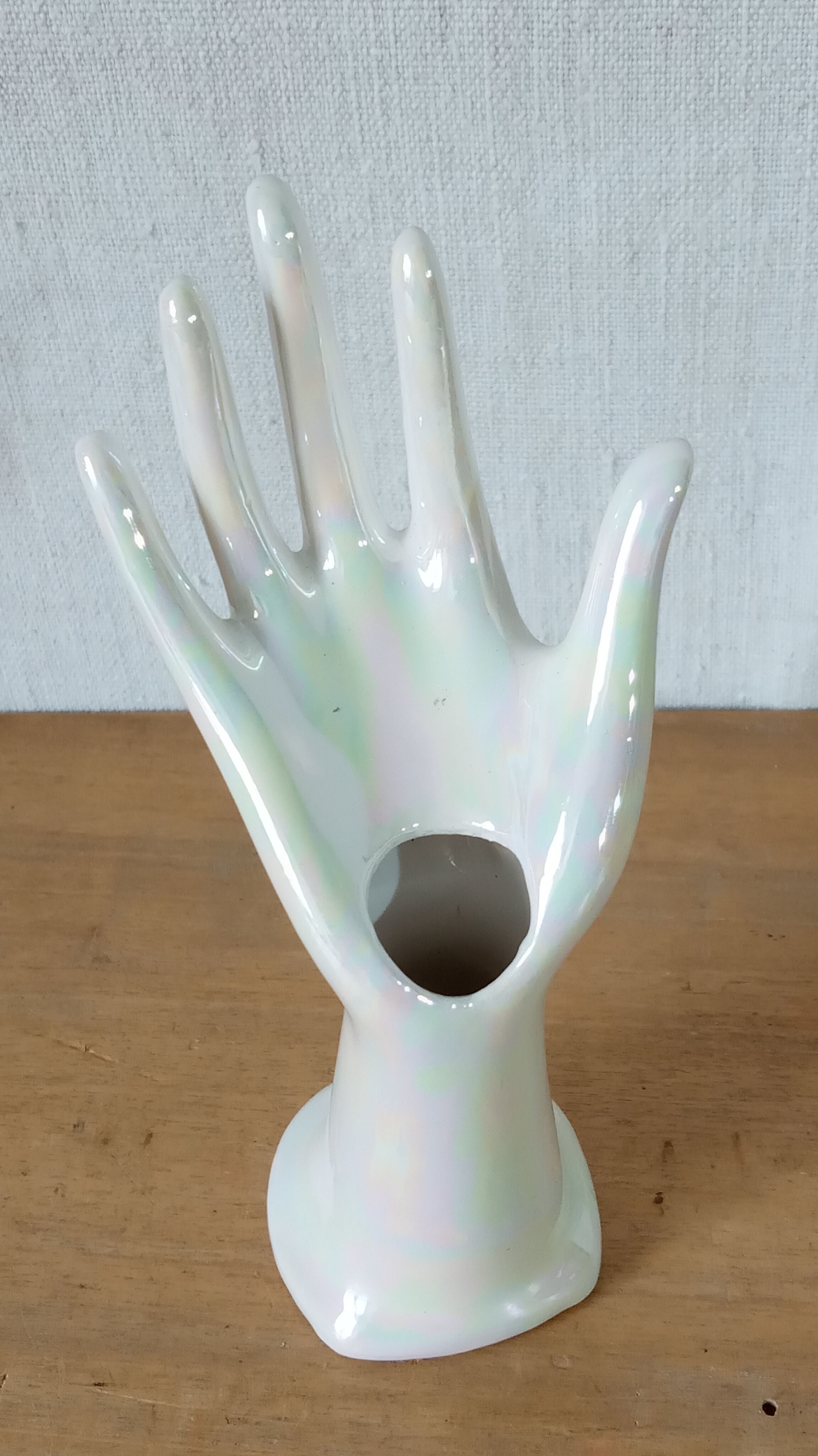 Hand baguier and porcelain soliflore