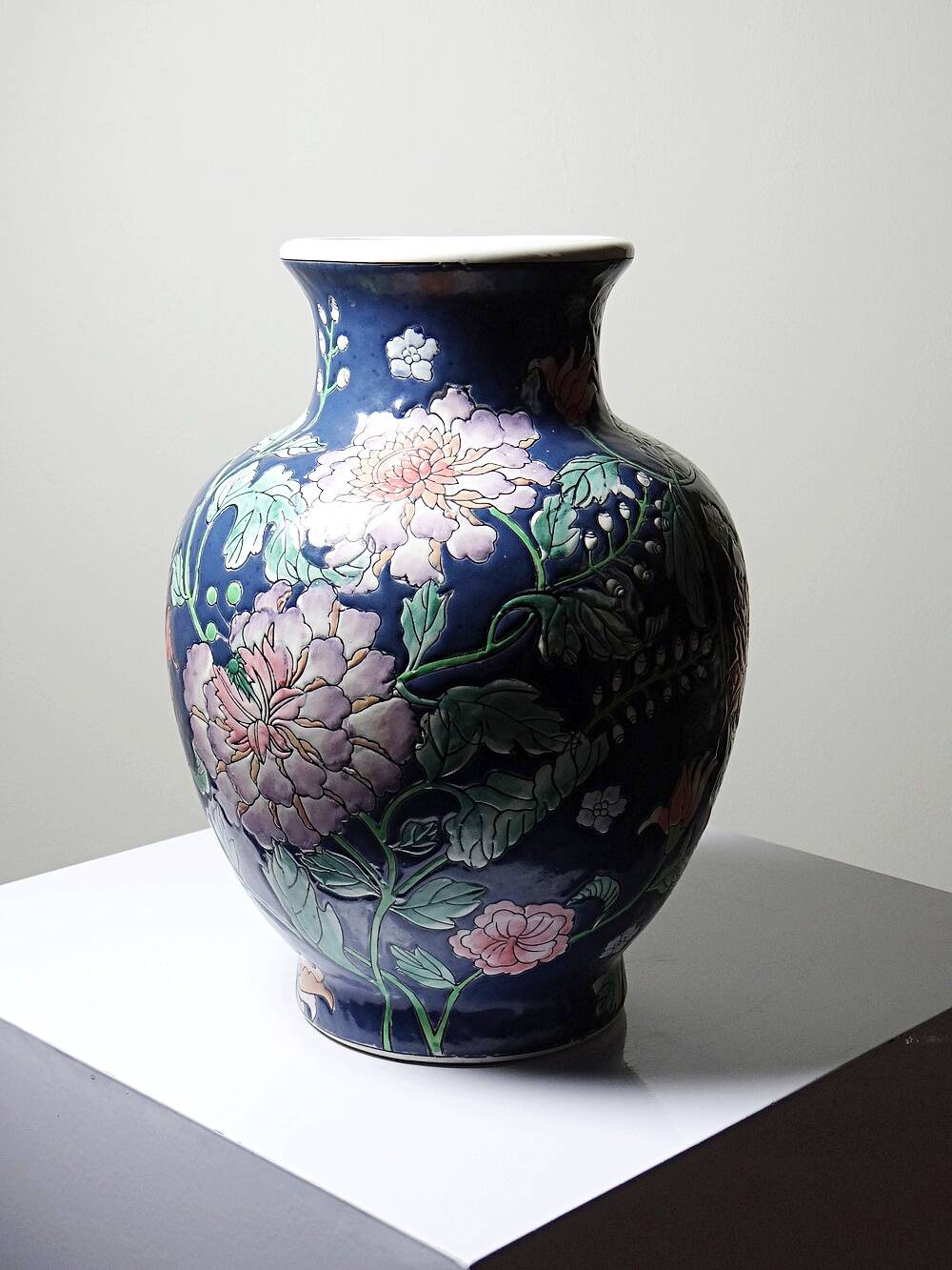 Large baluster vase in Chinese porcelain with vintage floral decoration from the 1970s-80s.
