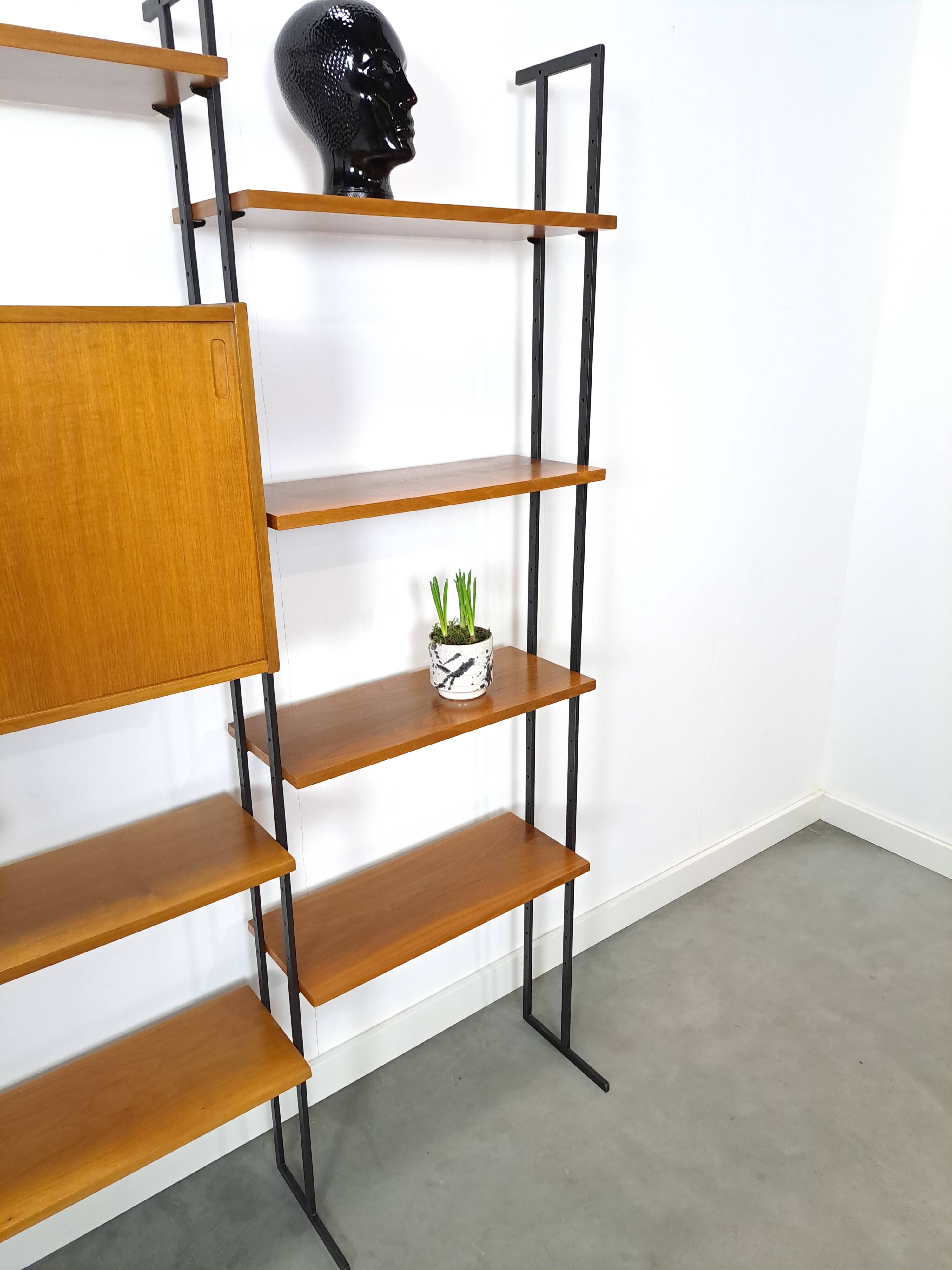 Modulair Omnia wandsysteem, Hilker, teak en zwart staal met legplanken