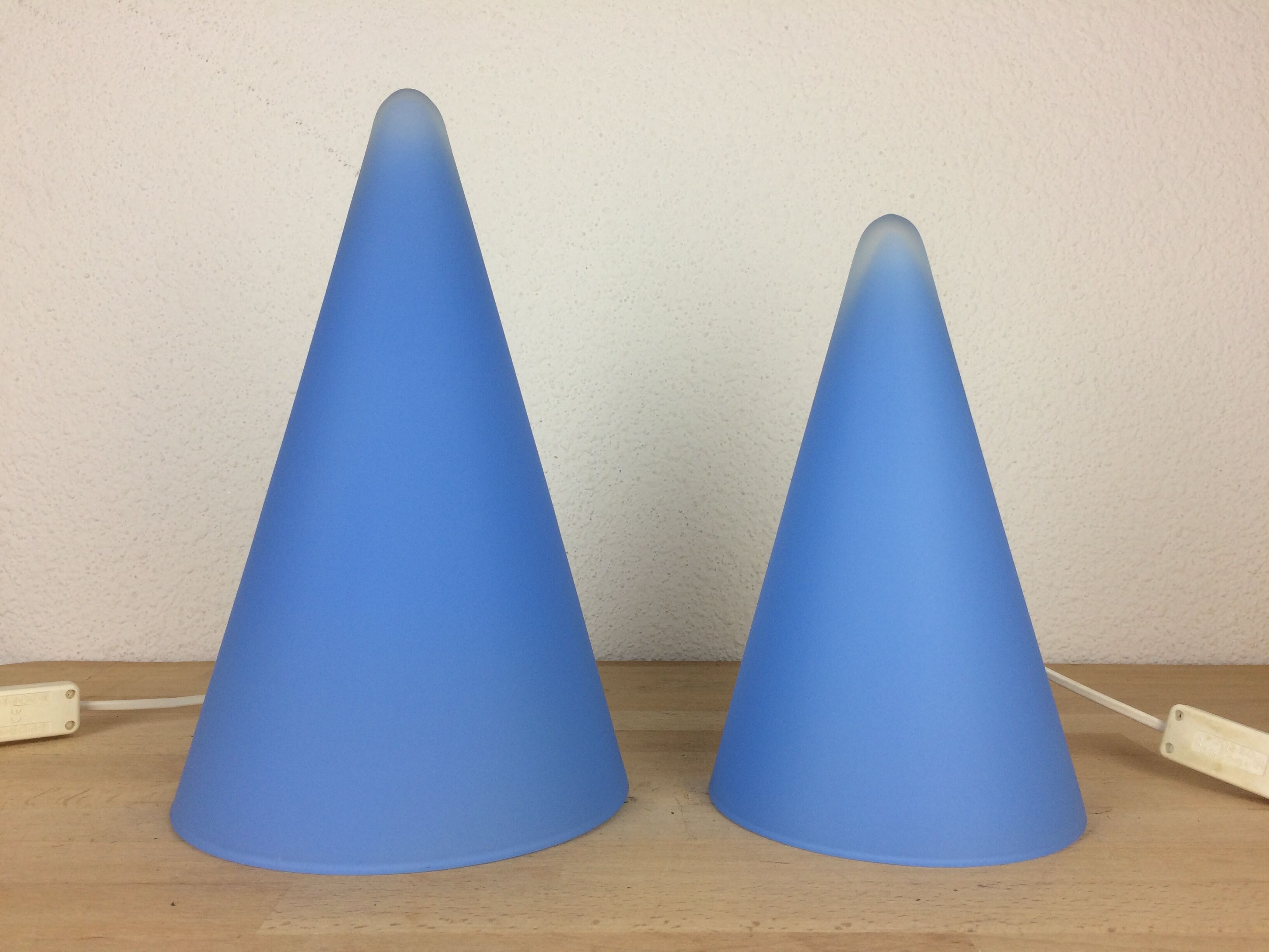 2 lampes coniques Teepee par SCE en verre bleu