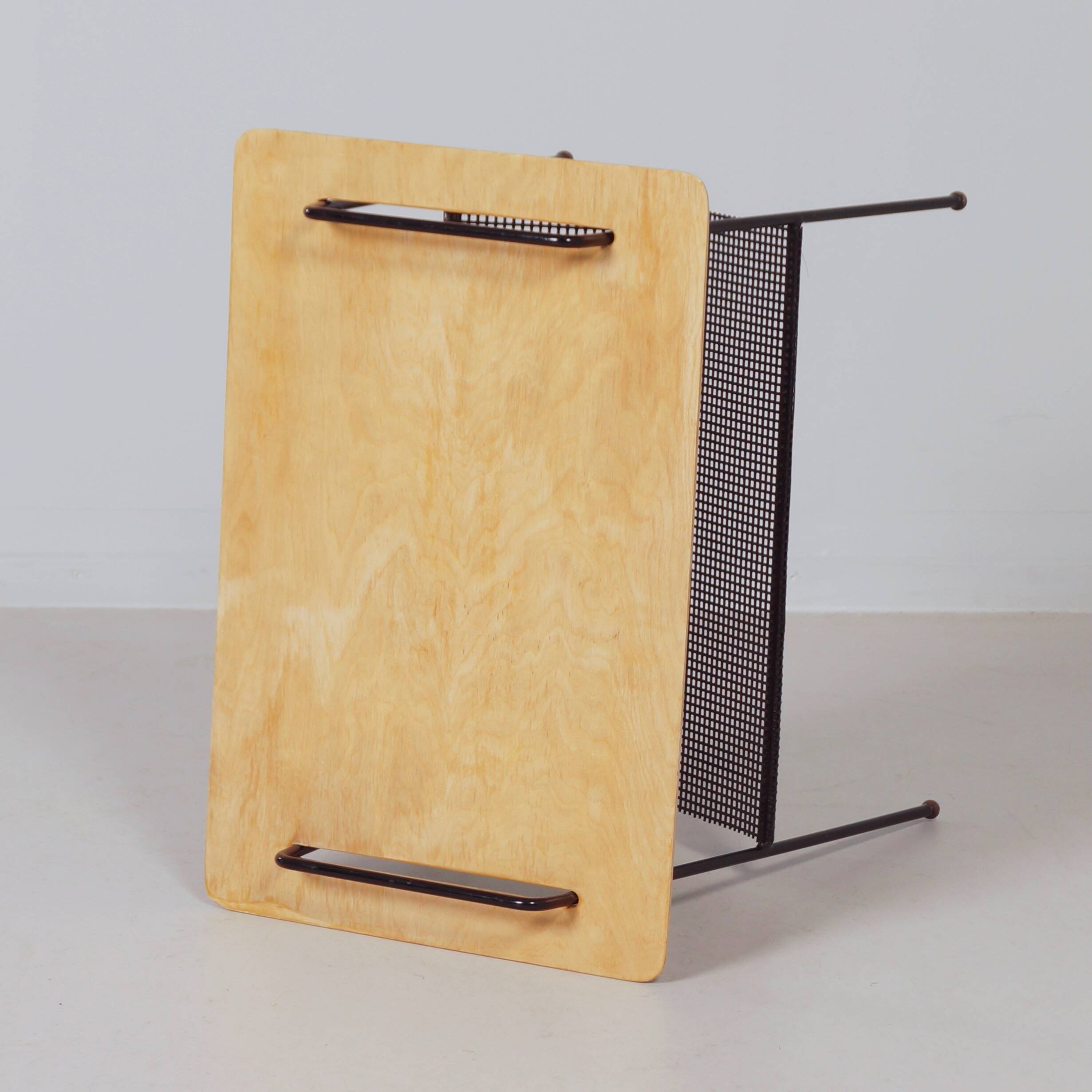 Table d'appoint TM04 par Cees Braakman pour Pastoe, 1953 avec panier de lecture.