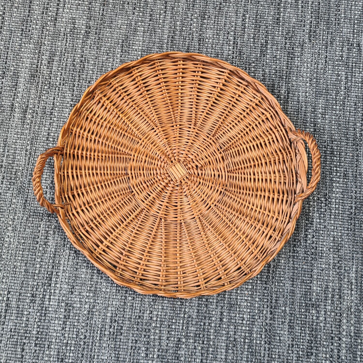 Round rattan tray