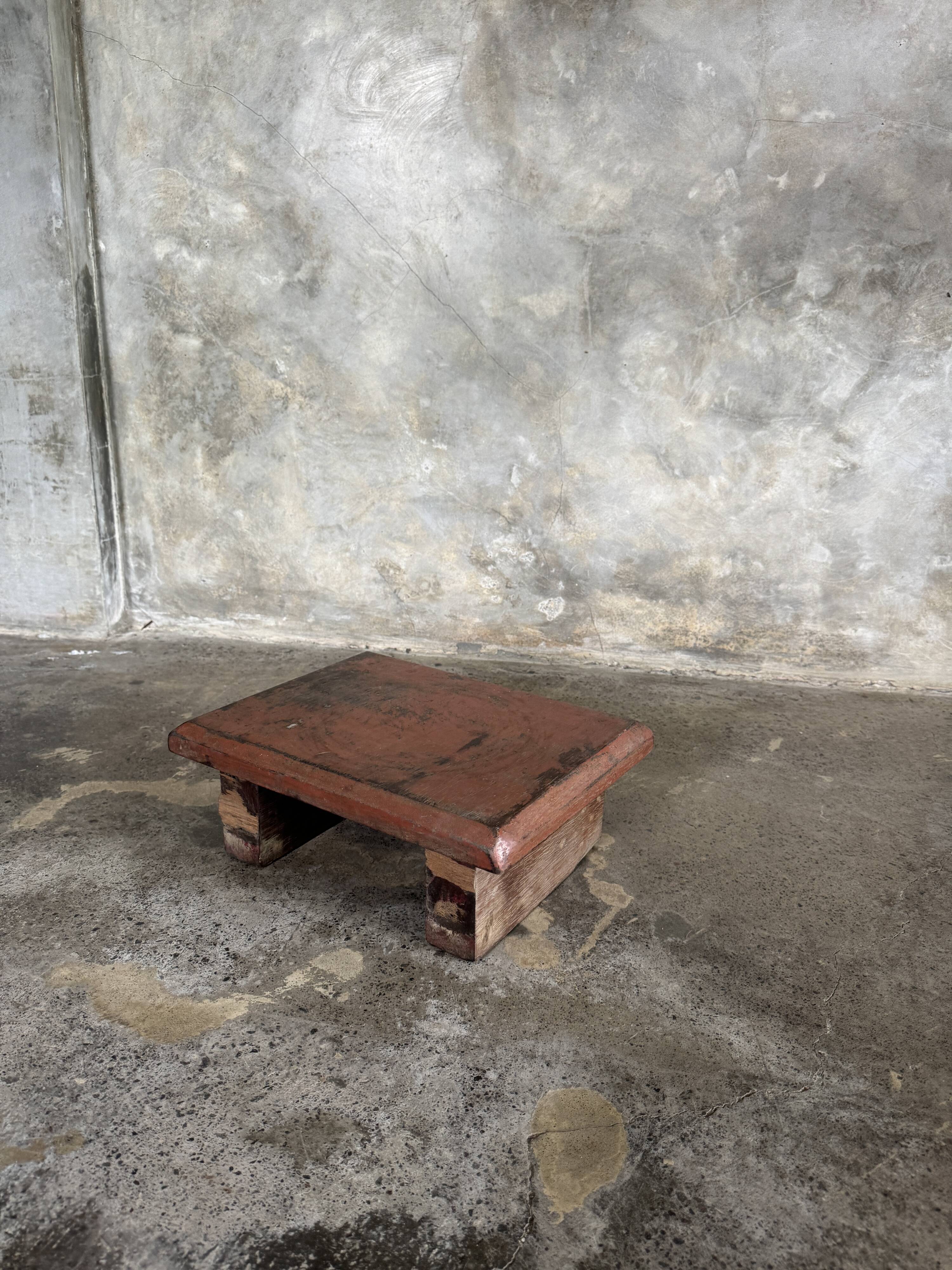 Small auxiliary stool in upcycled teak with red chrome (3274)