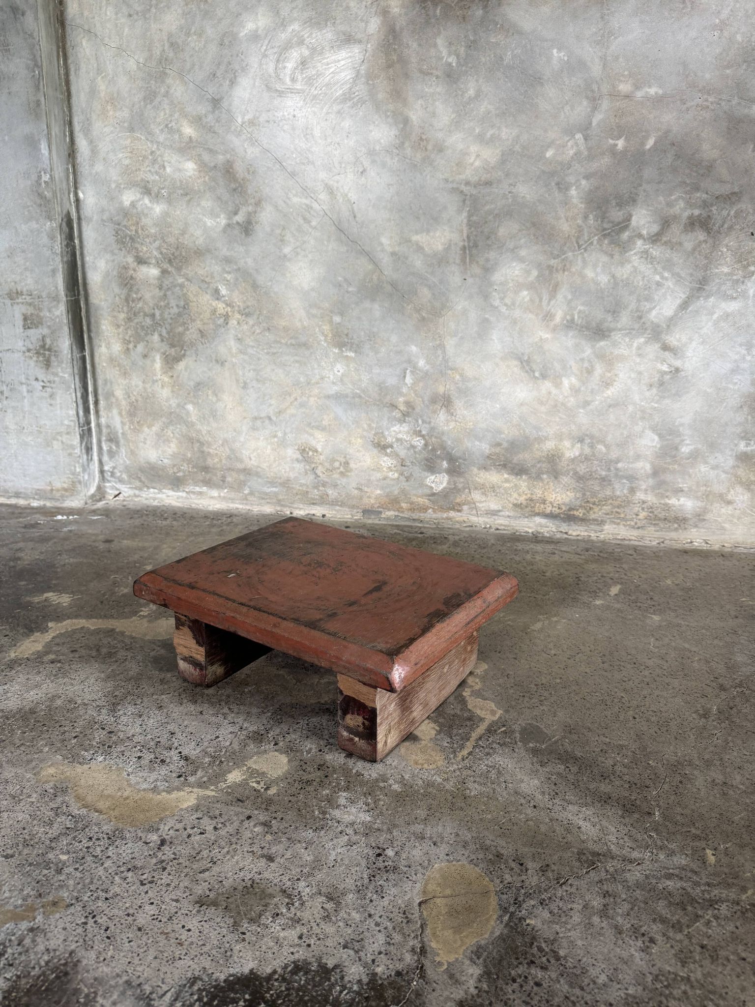 Tabouret d'appoint en teck upcyclé, chromie rouge