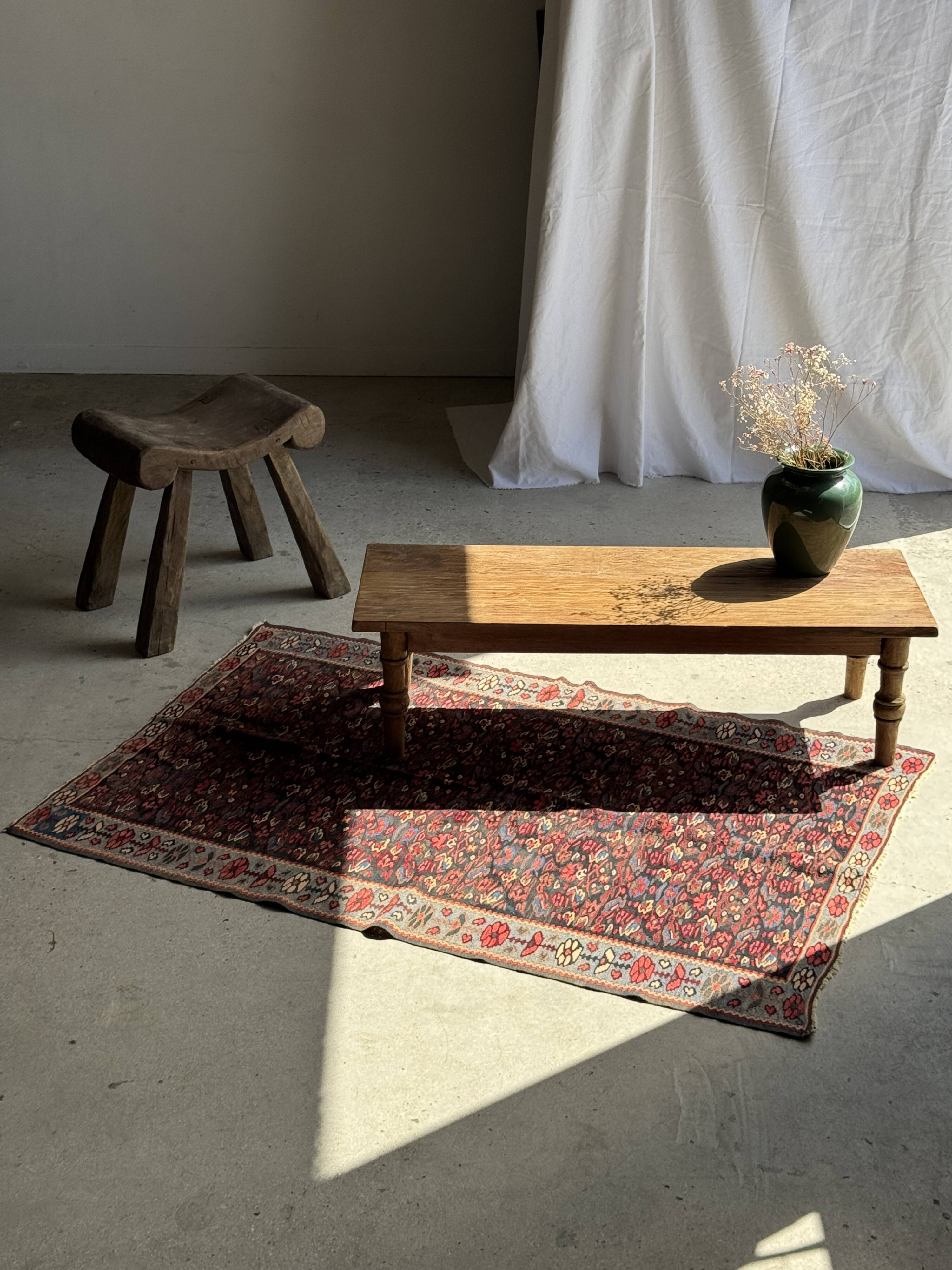 Brown Indonesian teak coffee table, with a border and cylindrical legs H40 L103.