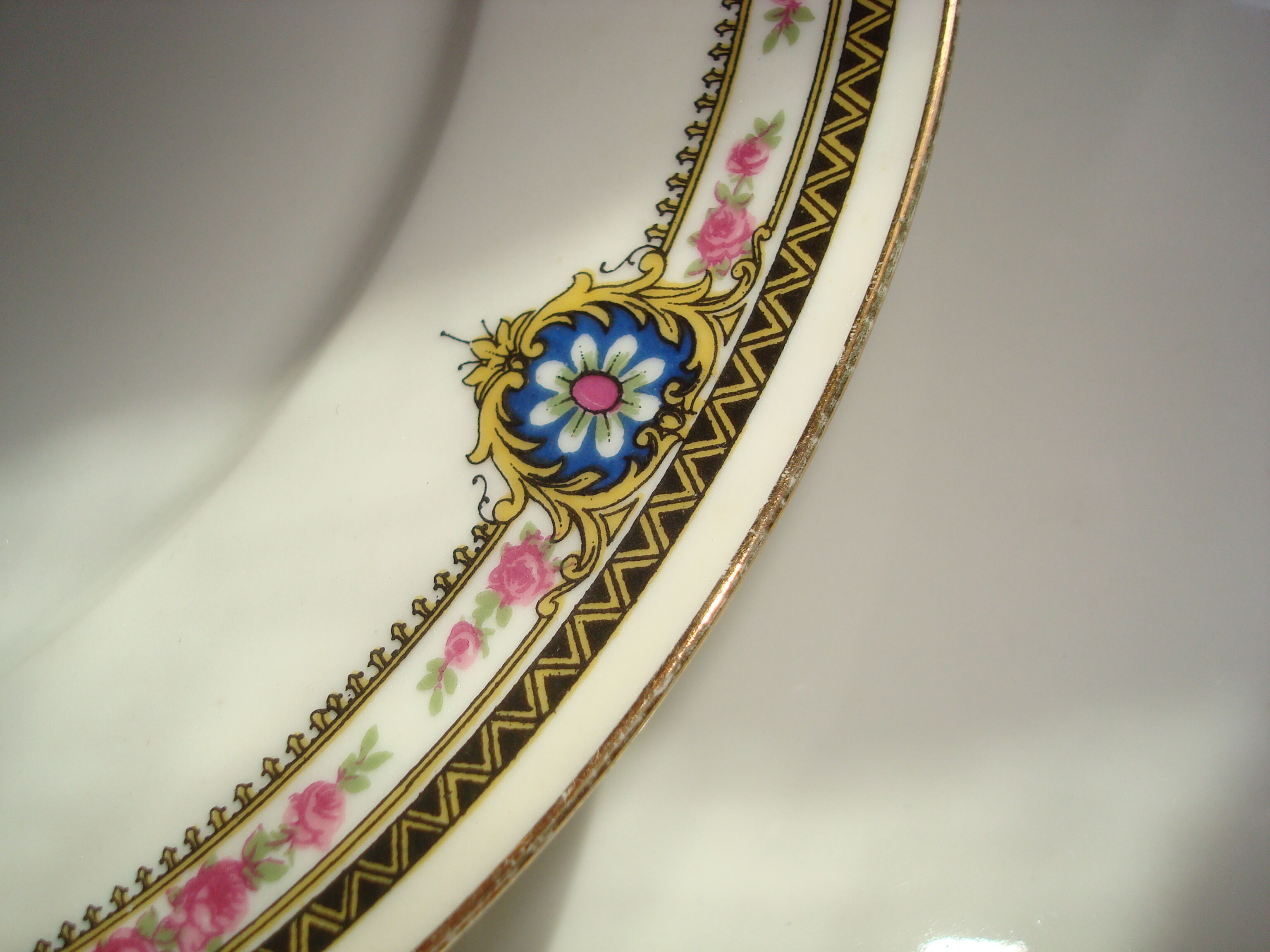 6 flat plates of porcelain "B.F Limoges" garland of roses and geometric frieze, lot 2.