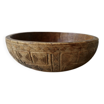 Large carved wooden basket from the Marquesas Islands, folk art.