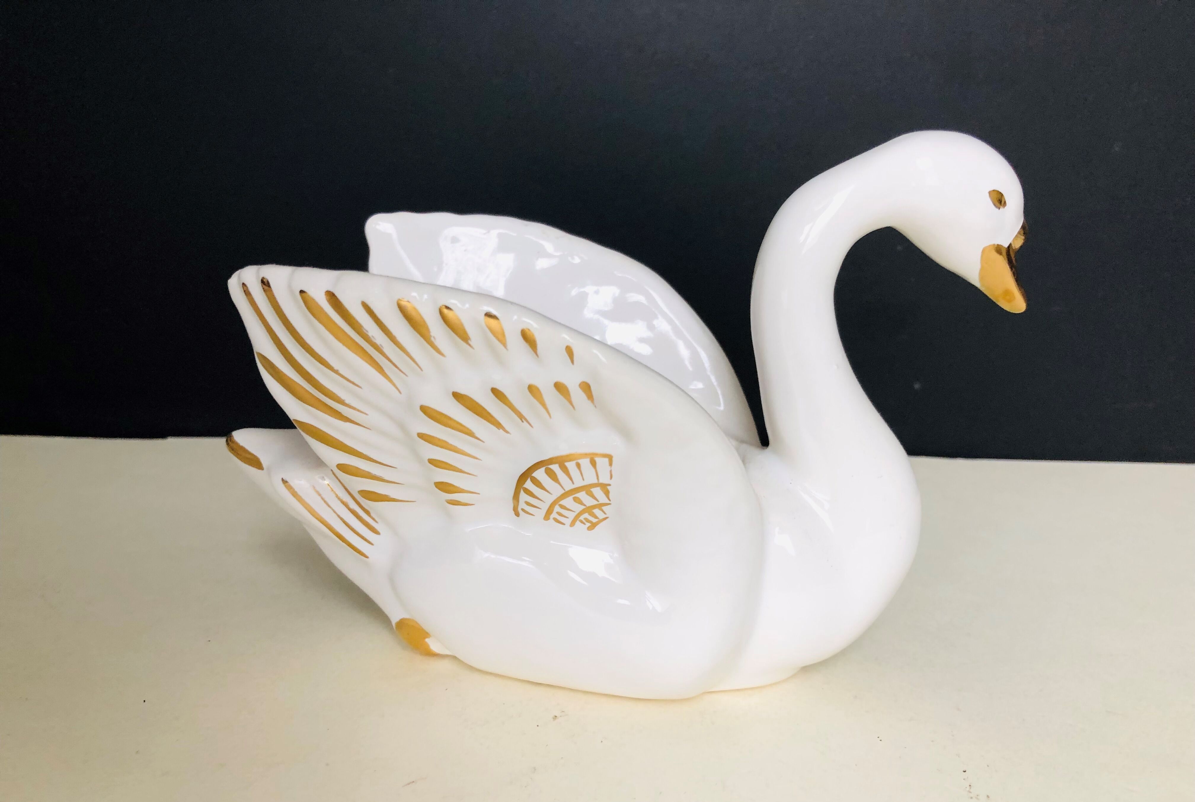 Empty swan white earthenware pockets