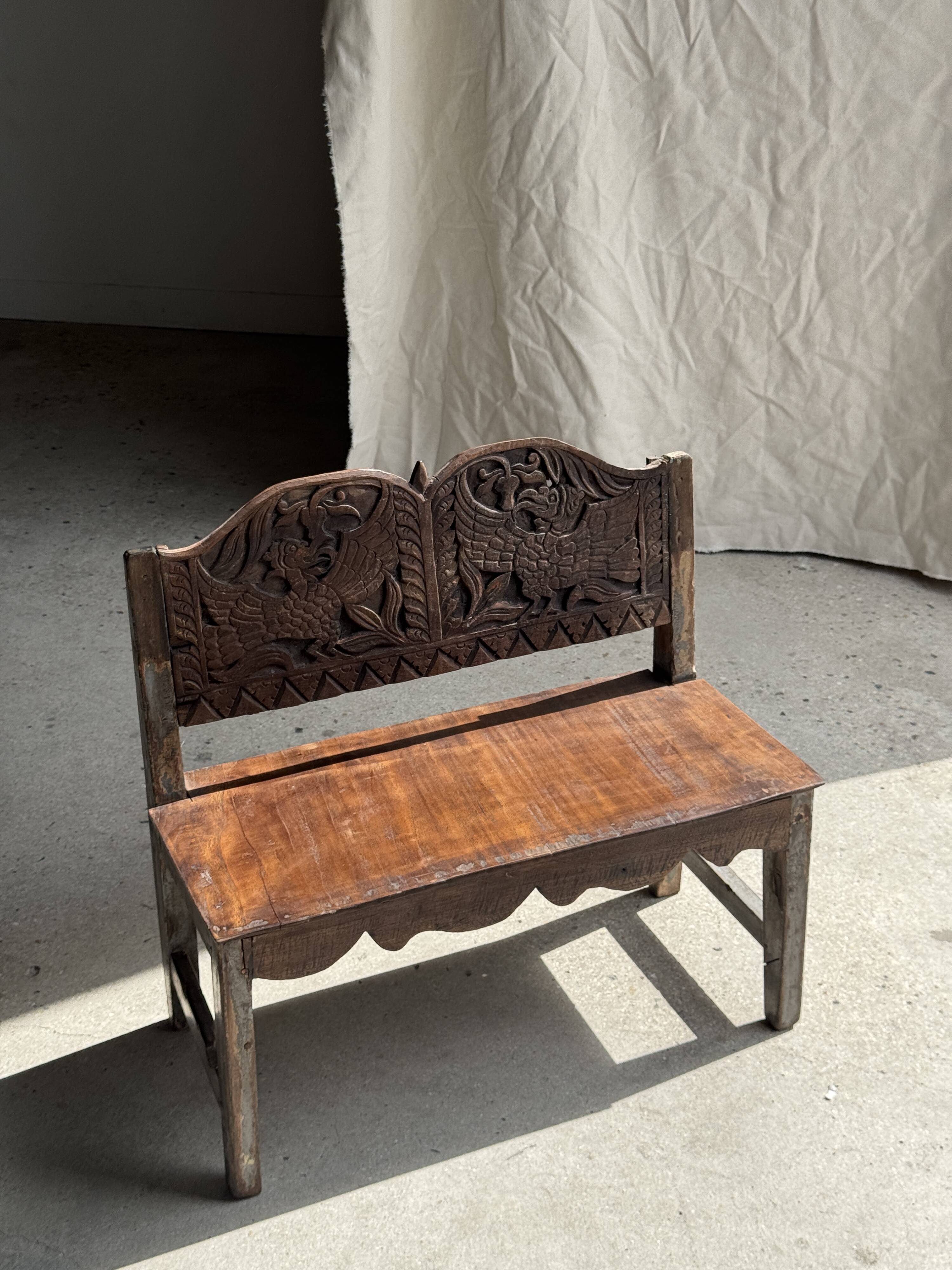 Mini banc à dossier sculpté à motif d'oiseaux stylisés H58 L61