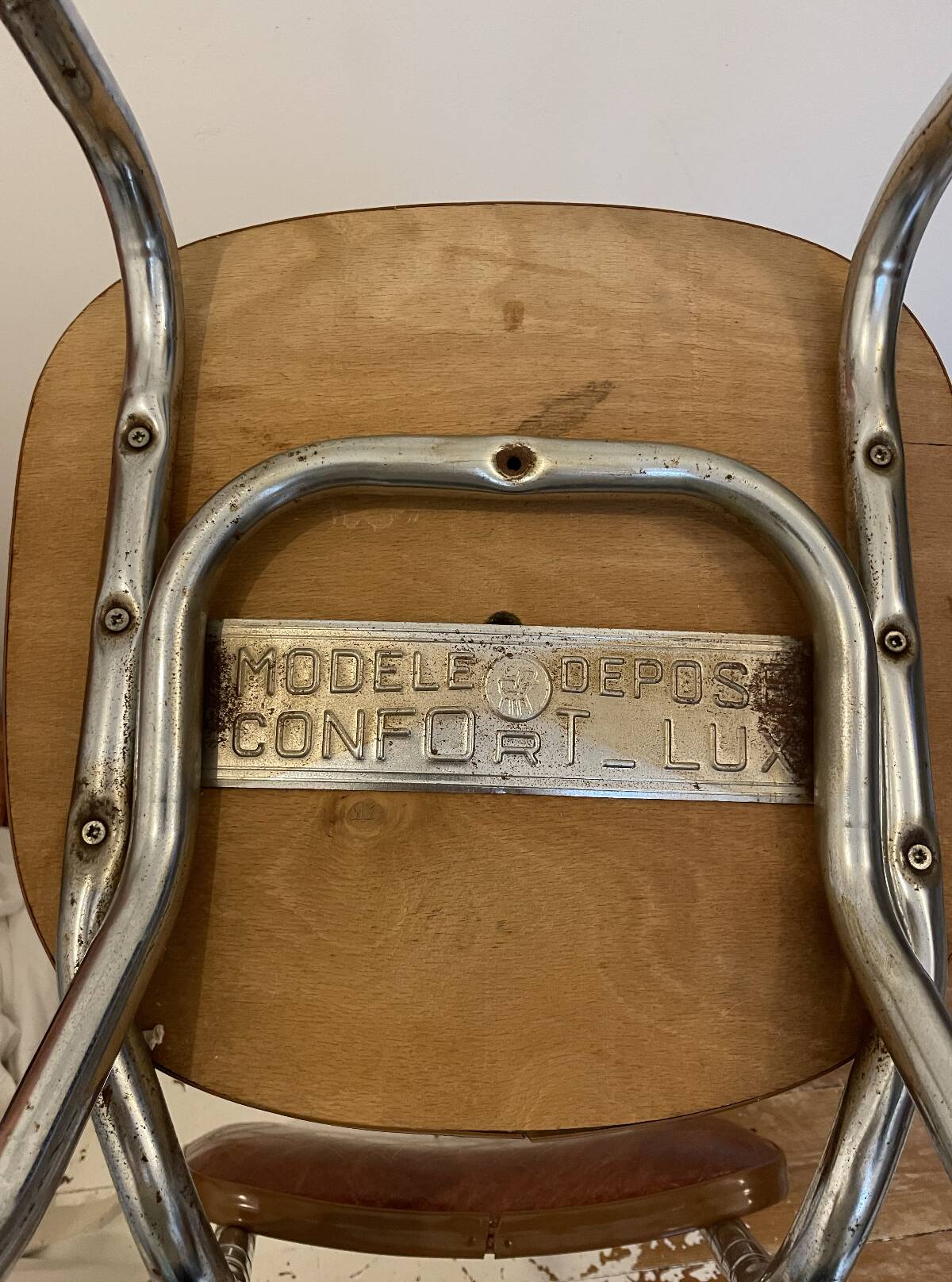 Chaise vintage en skaï marron