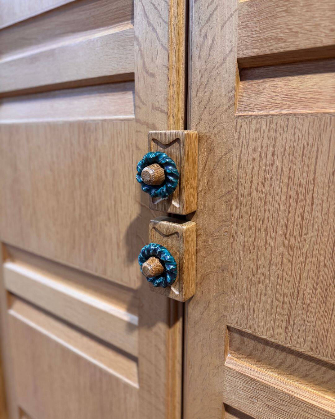 Large solid oak wardrobe - Guillerme & Chambron