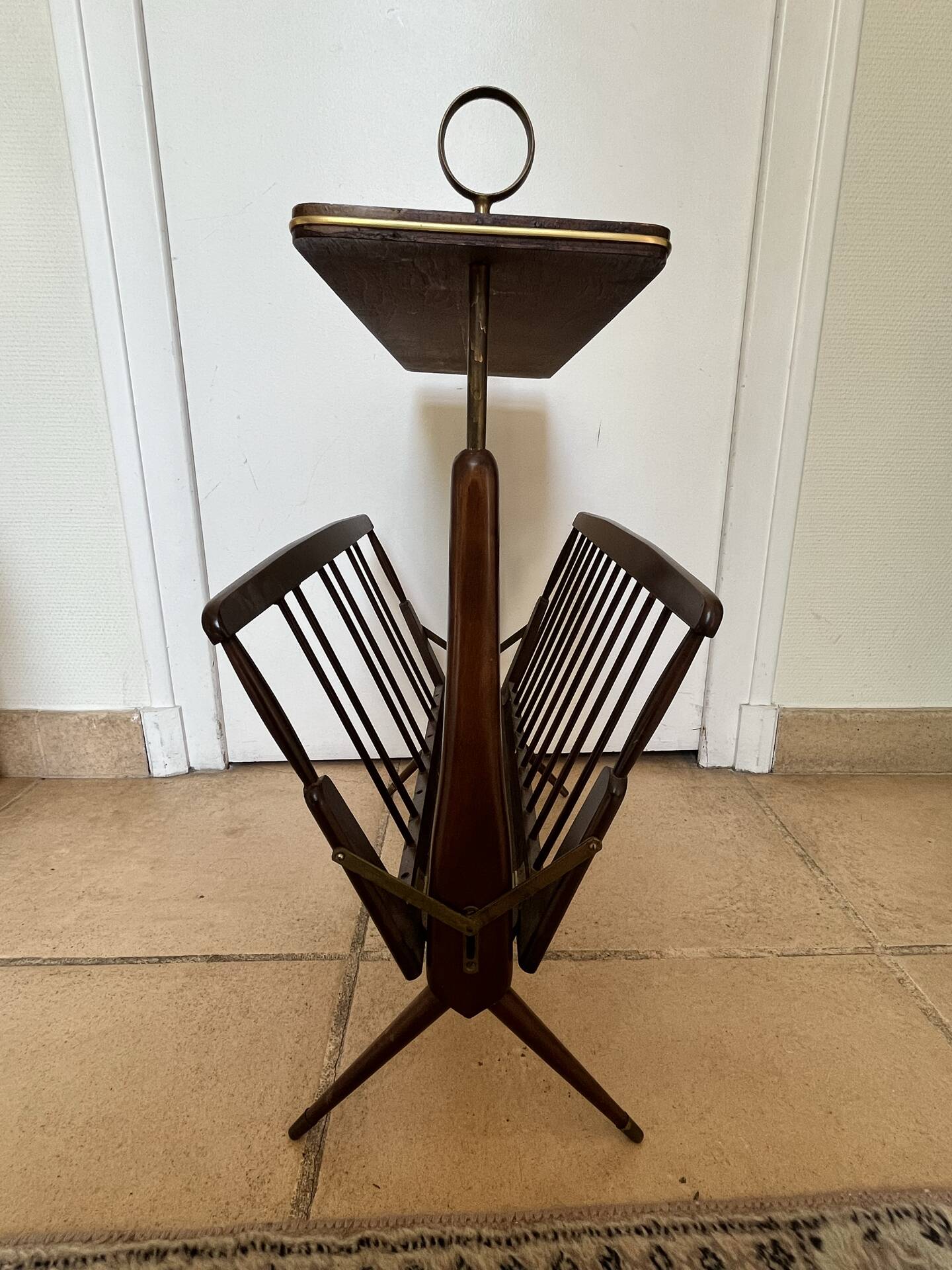 Folding magazine rack with shelf