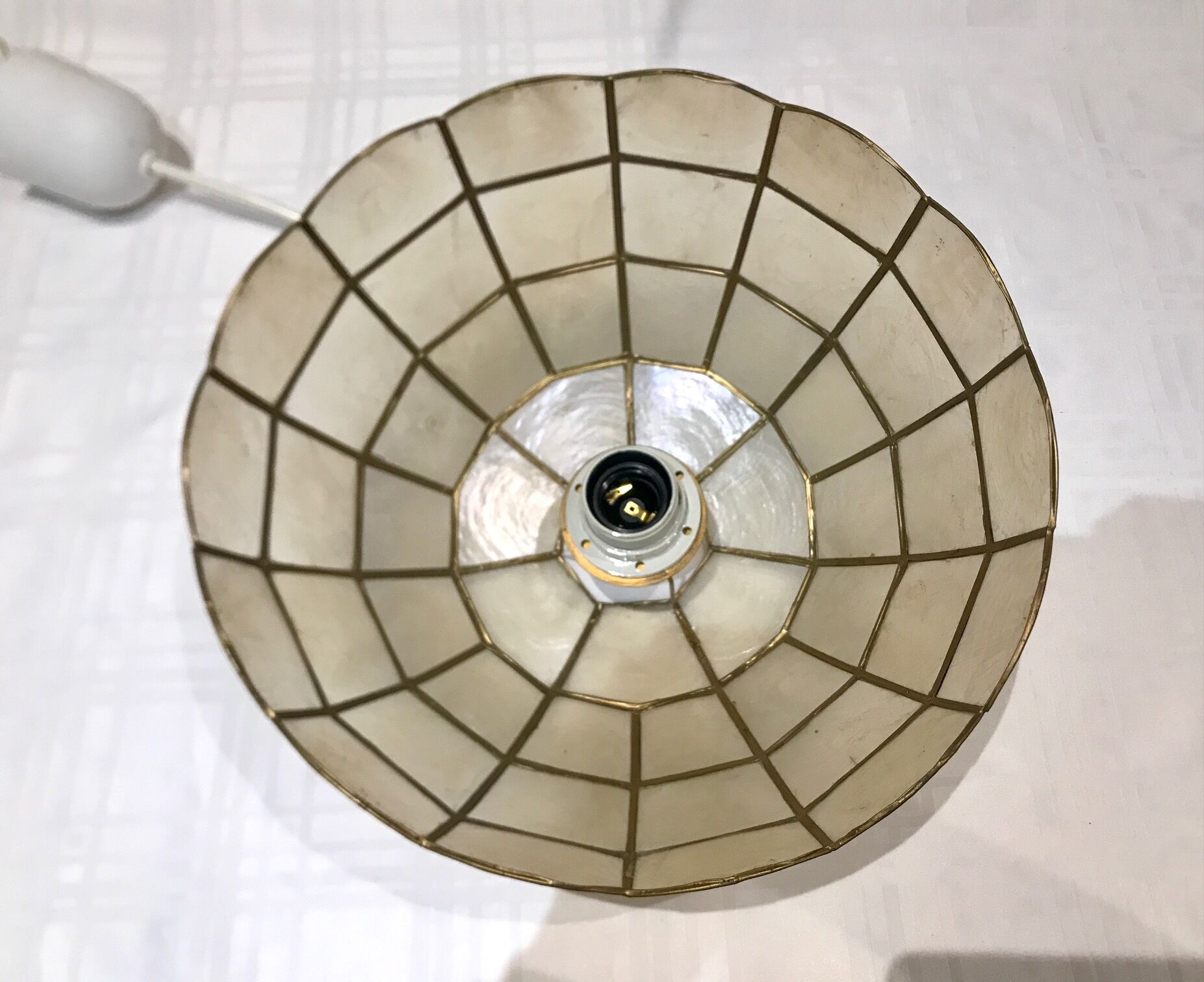 Mother-of-pearl and brass suspension