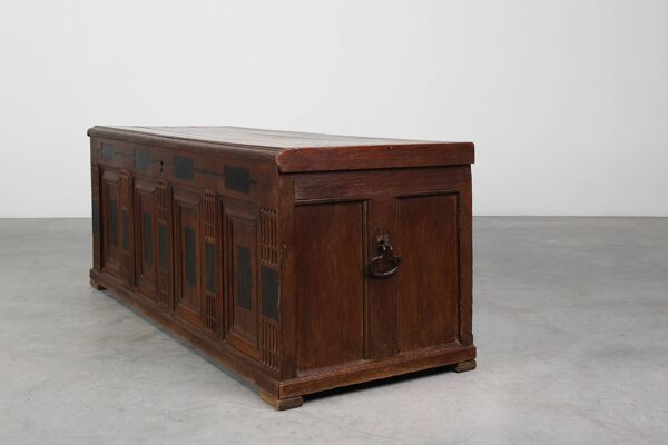 Coffre de rangement en chêne français du XVIIe siècle ou coffre à linge