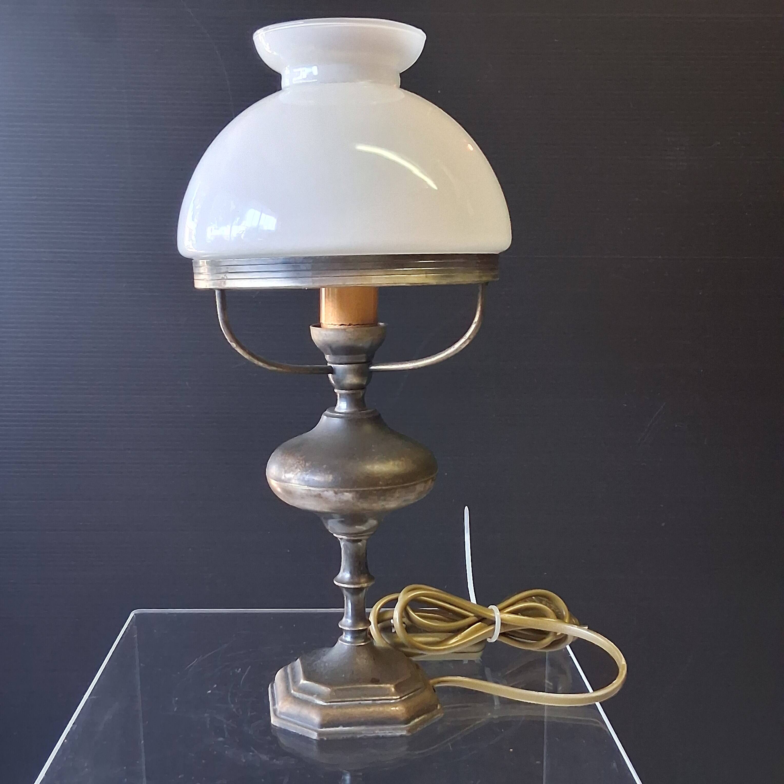 Very pretty lamp in tin with an opaline glass globe in very good condition.