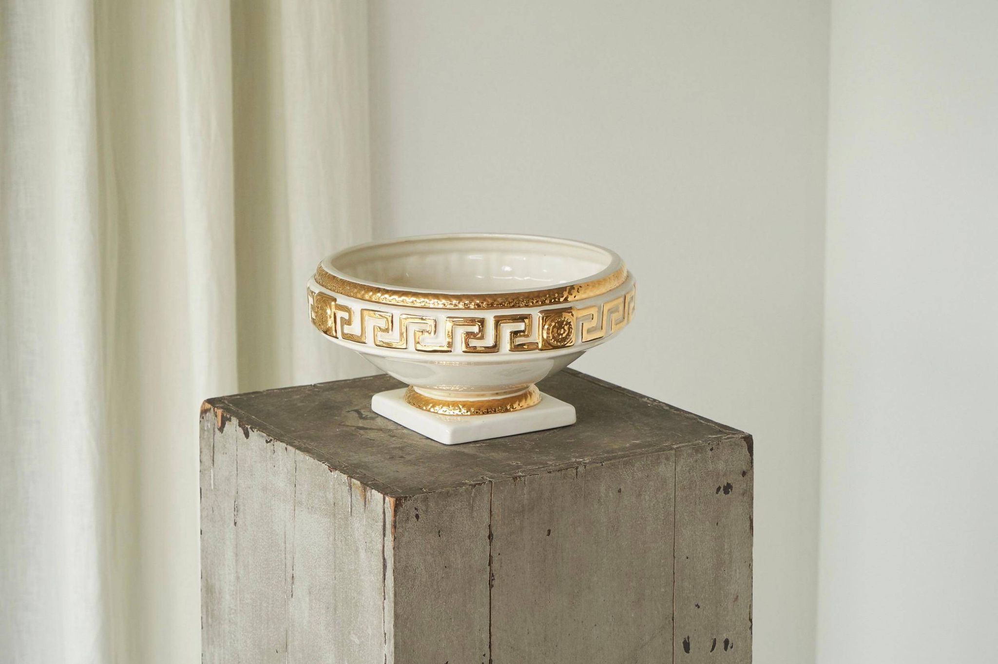 Large central piece Italian pottery in the style of Gianni Versace from the 1970s.