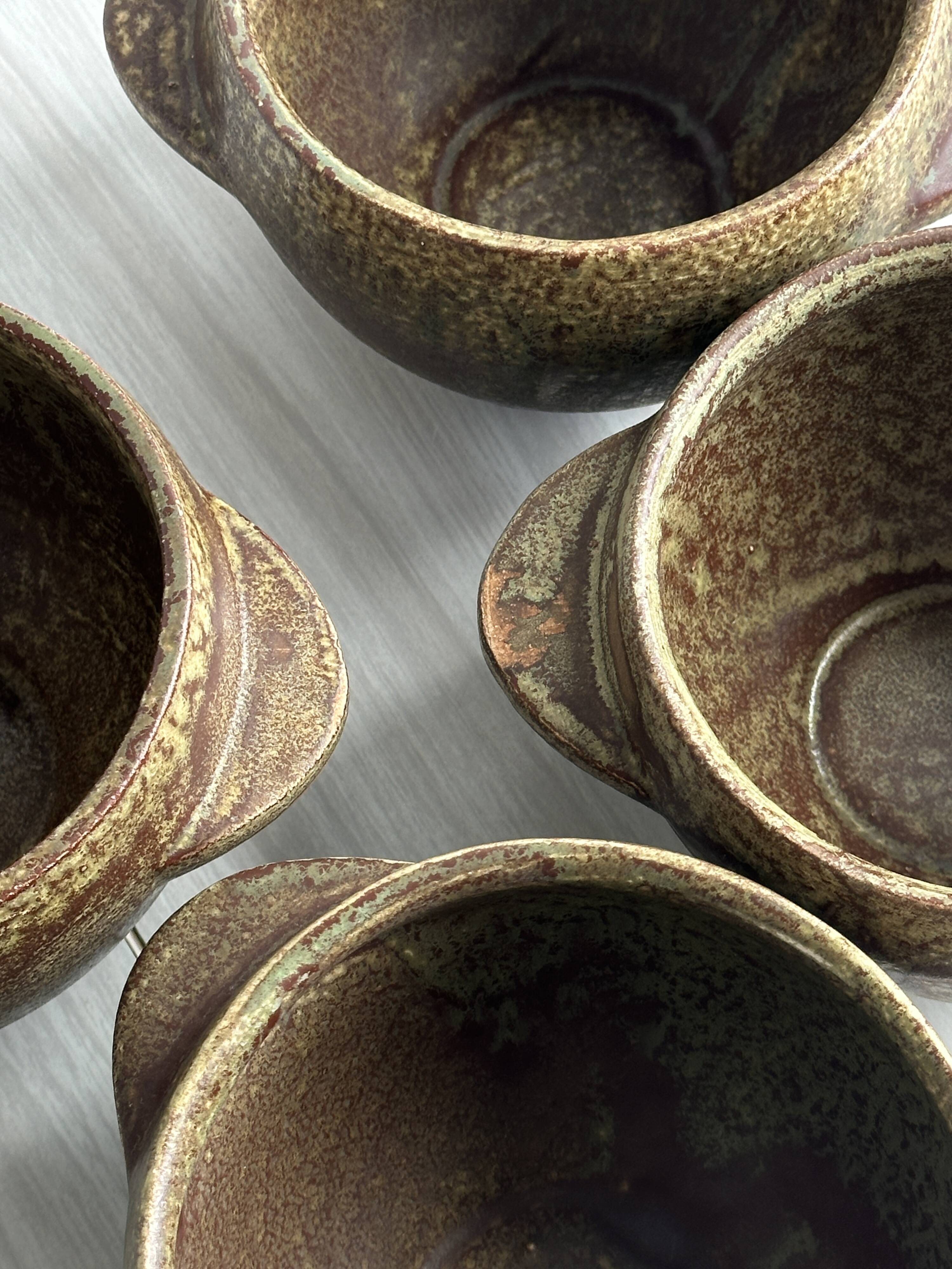 4 stoneware bowls.