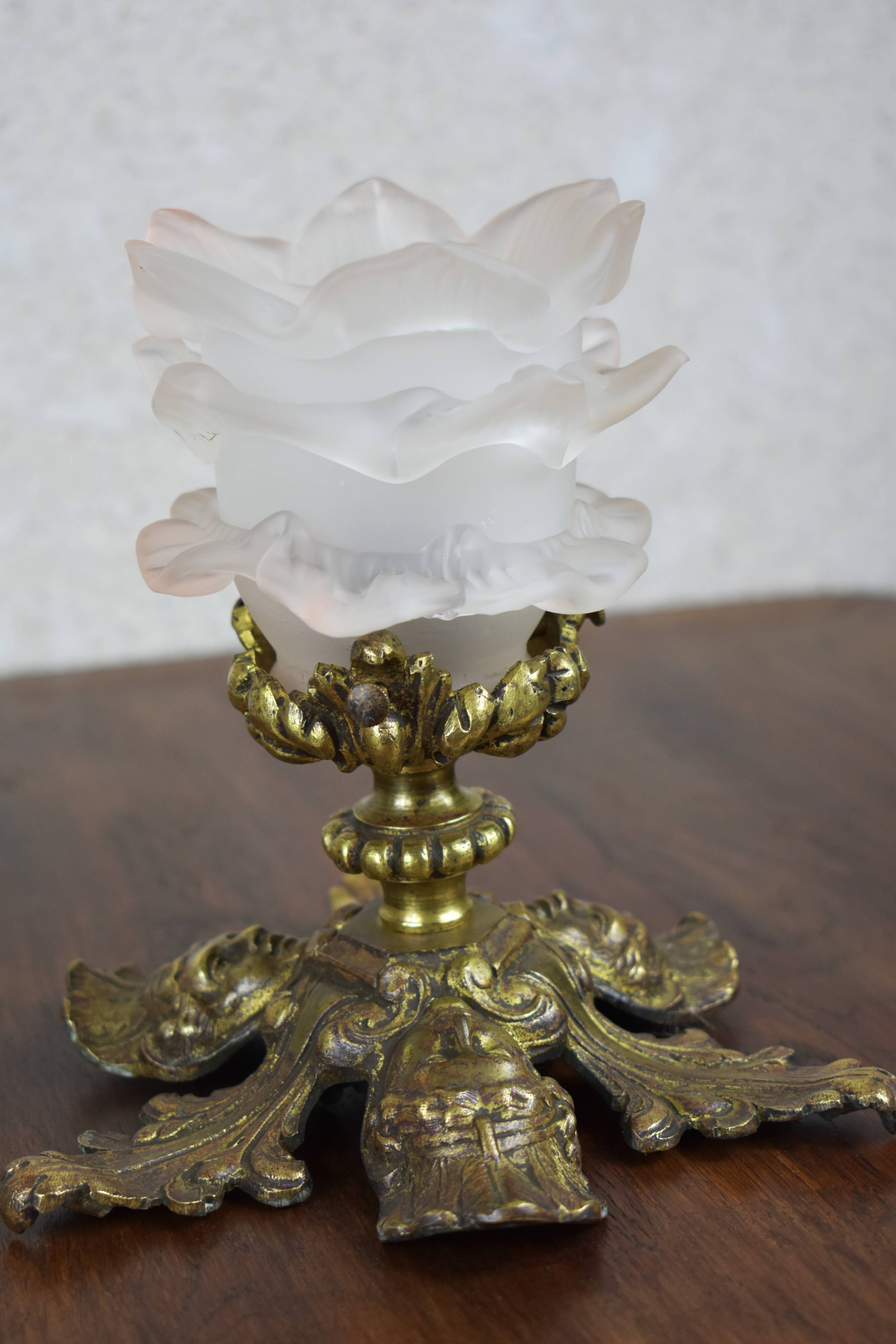 Suspension in bronze and glass paste.