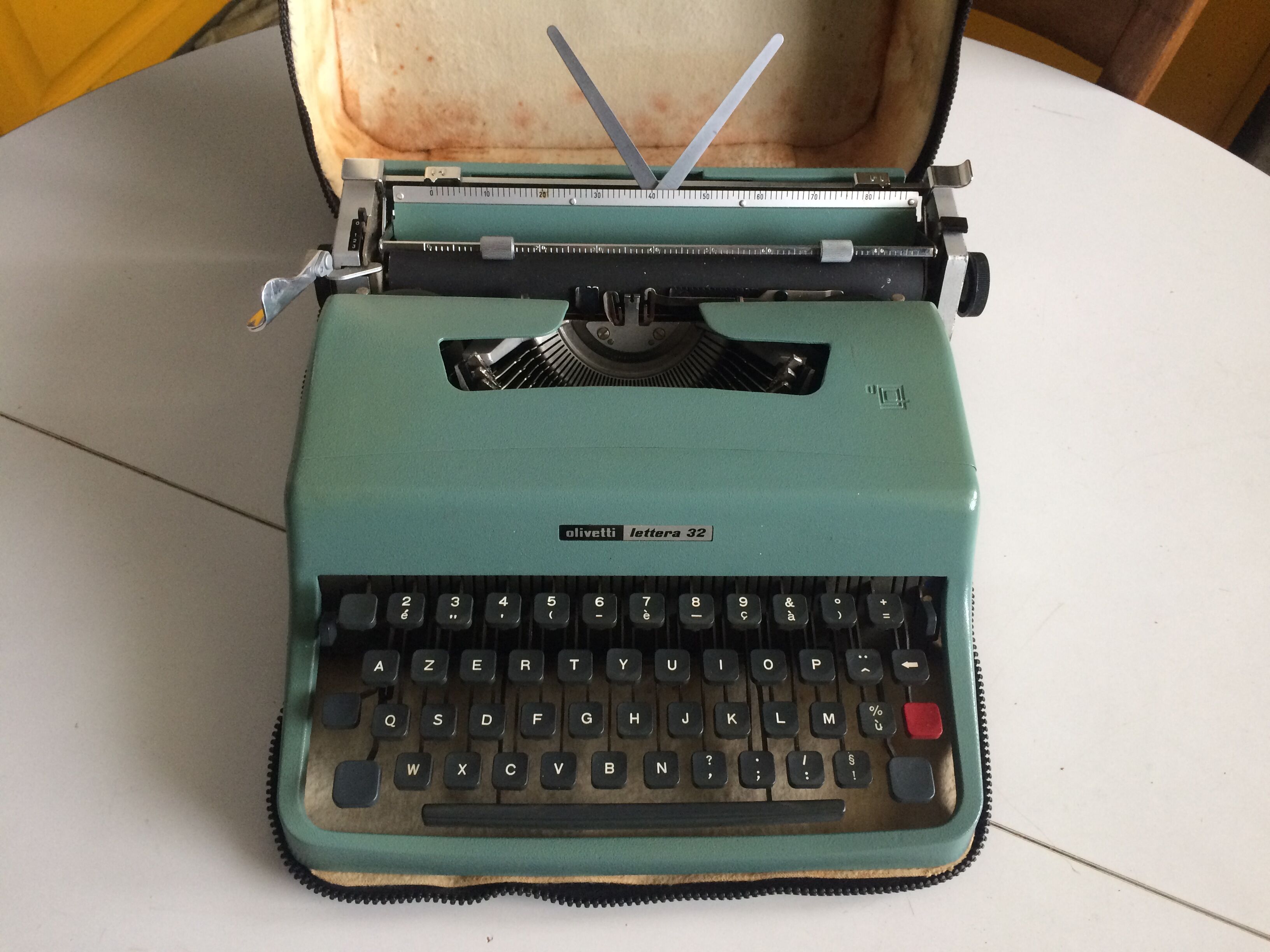 Machine à écrire mécanique vintage portable Olivetti Lettera 32