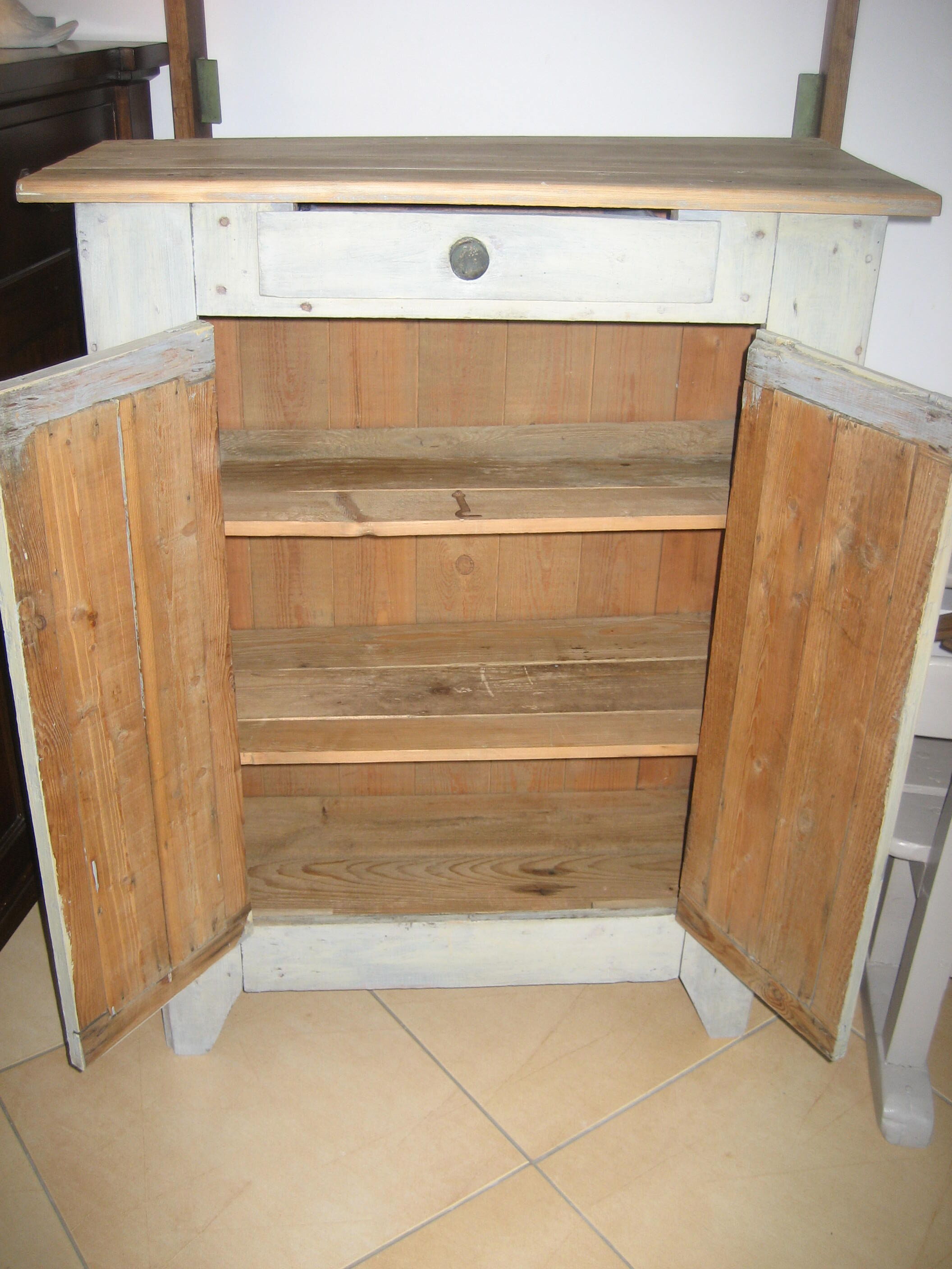 Buffet ancien patiné