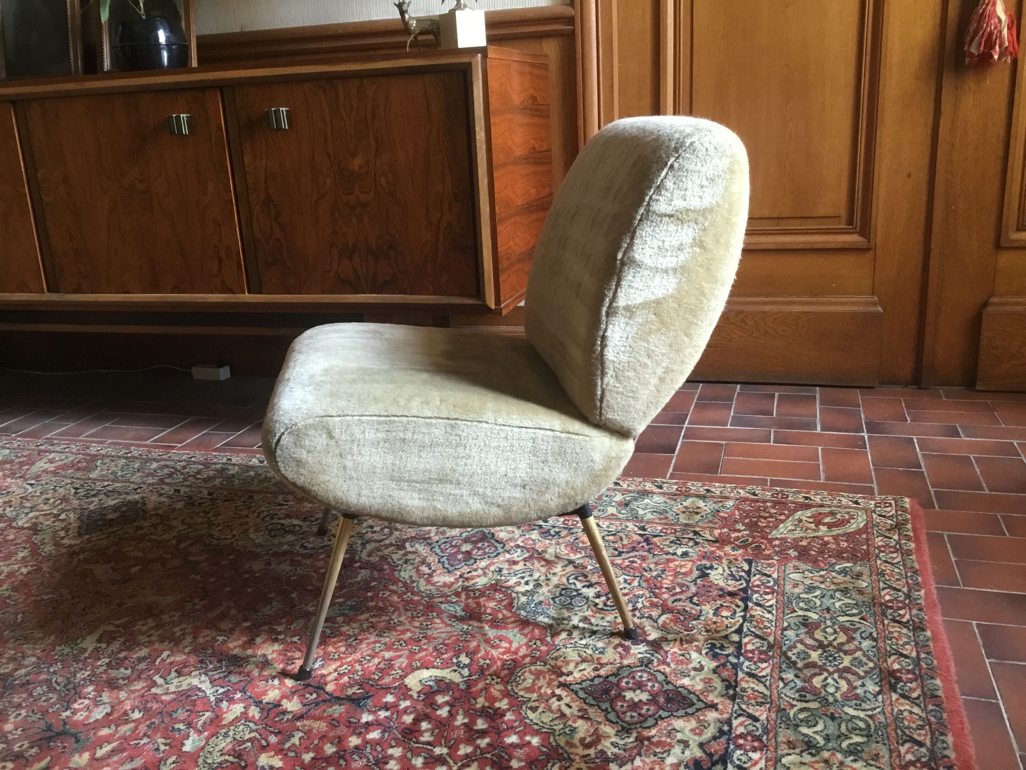 Beige velvet Pelfran Kiss chair