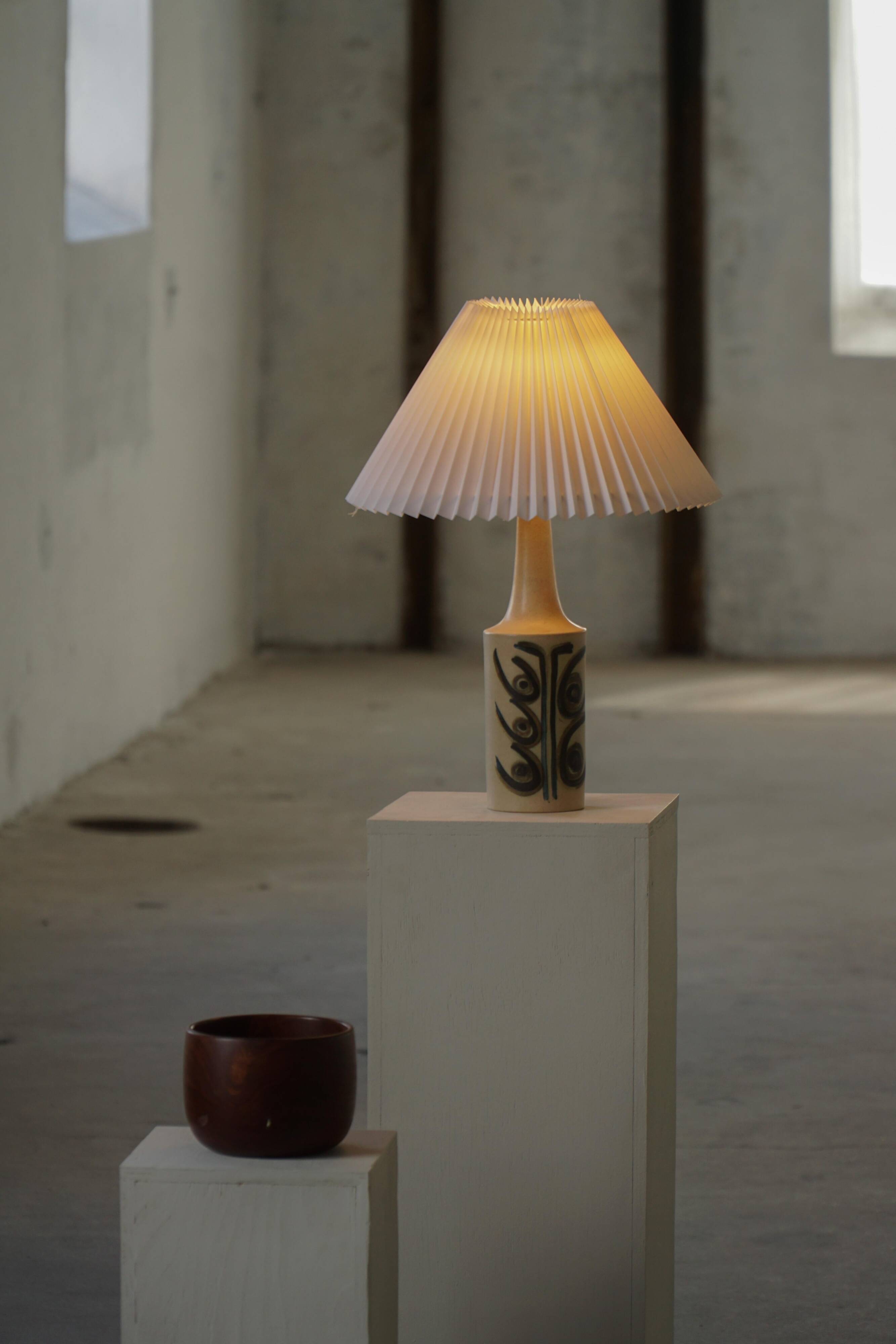 Lampe de table danoise moderne en grès émaillé, Okela, années 1960