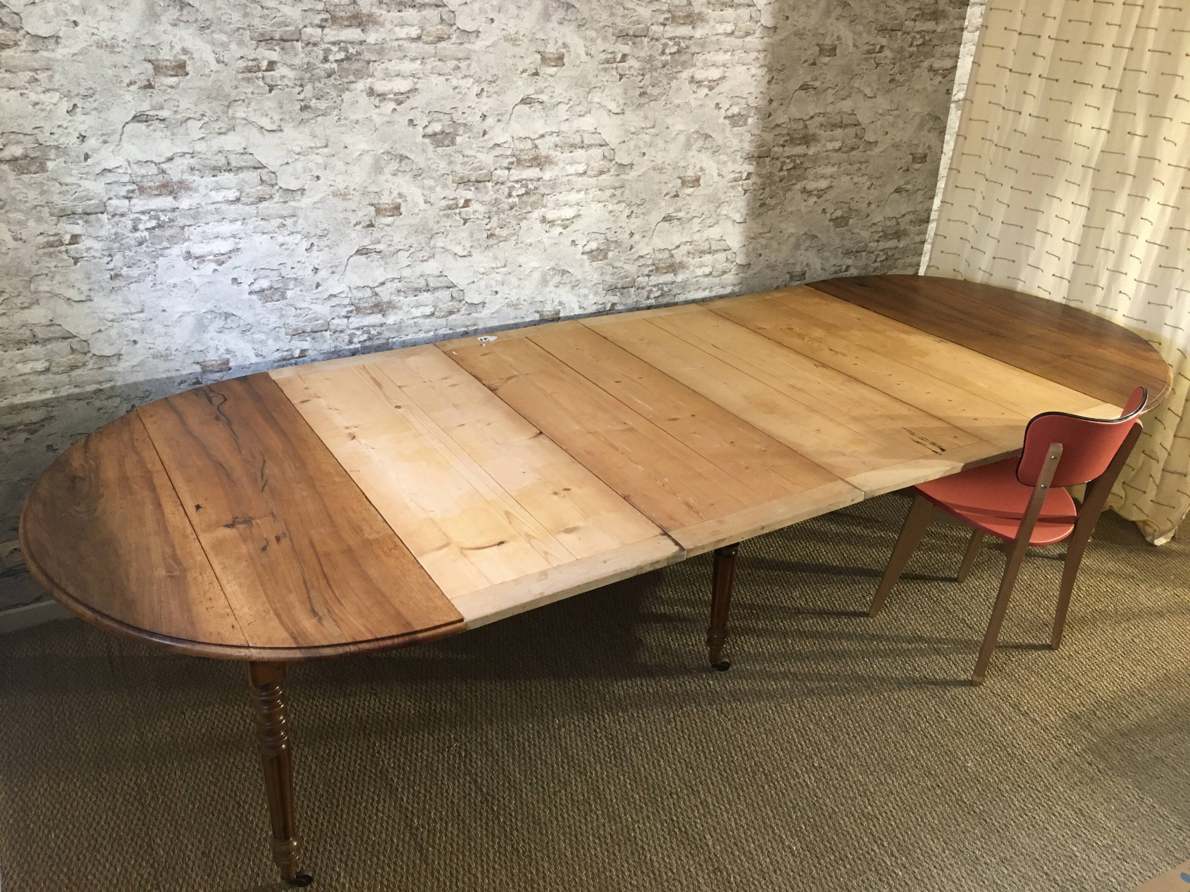 Extendable cherry round table