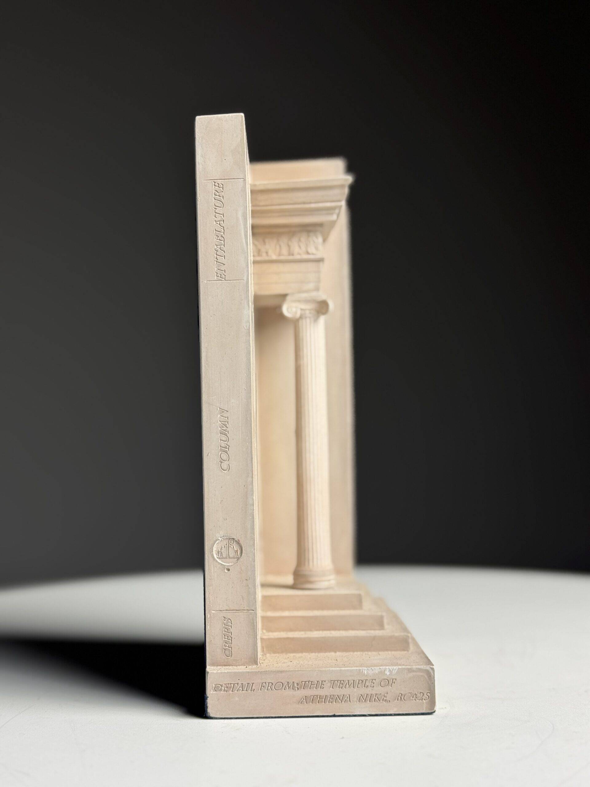Set of ionic bookends