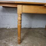 solid oak table with extensions and molded legs