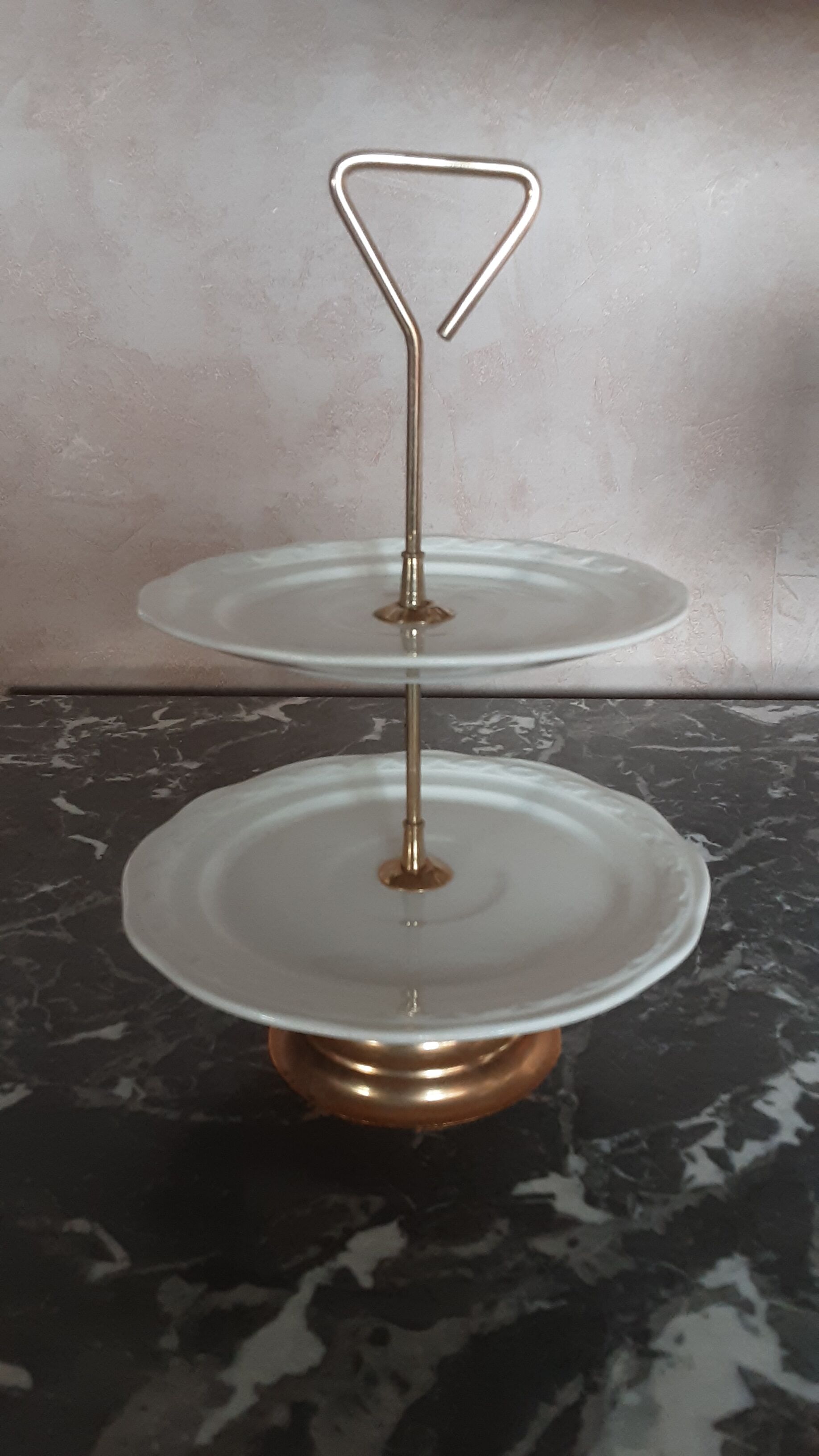 Vintage servant in cracked earthenware