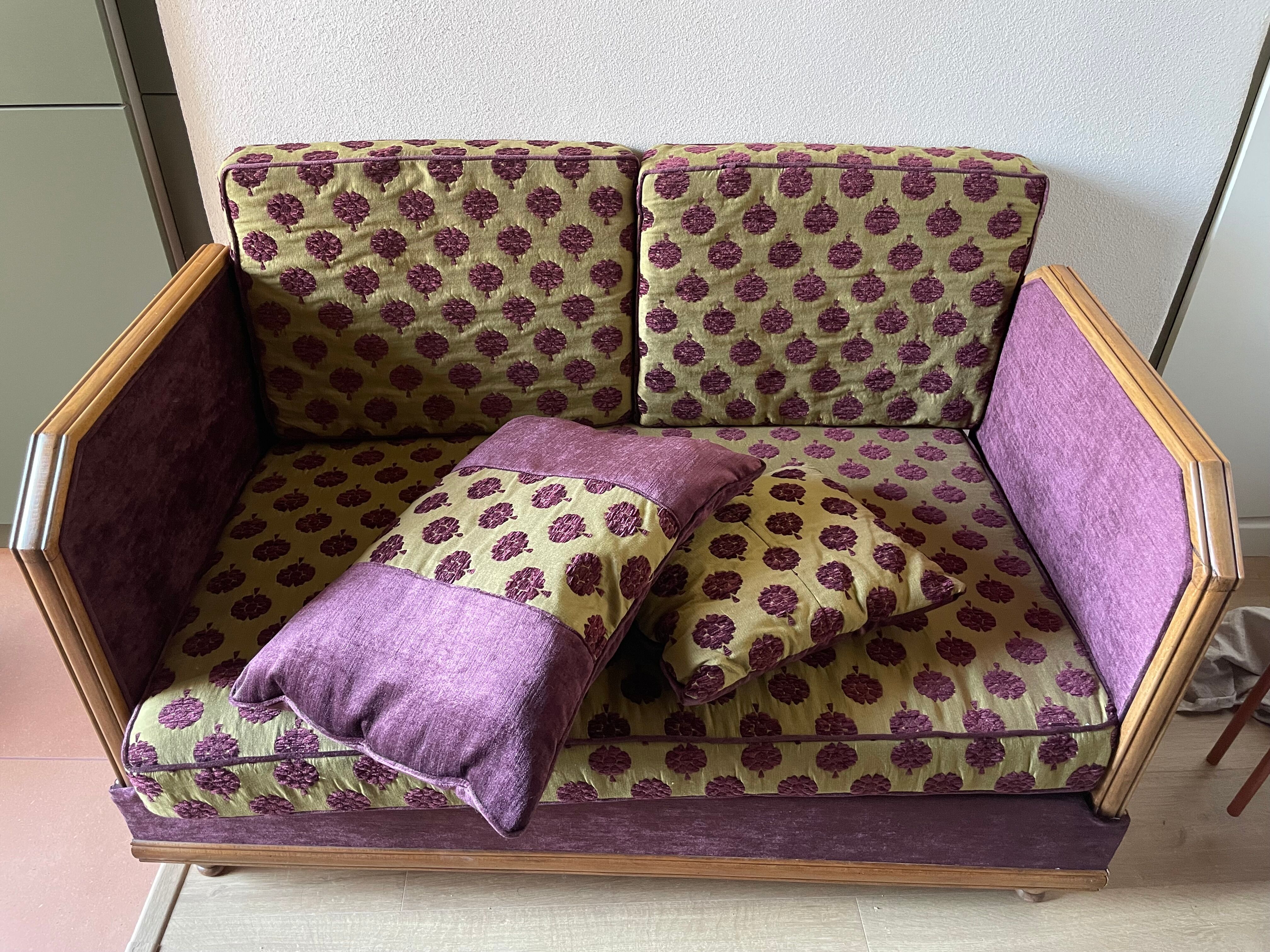 Small 2-seater Art Deco sofa in wood and fabric.