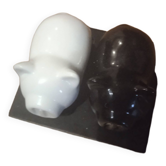 Salt shaker, pepper shaker