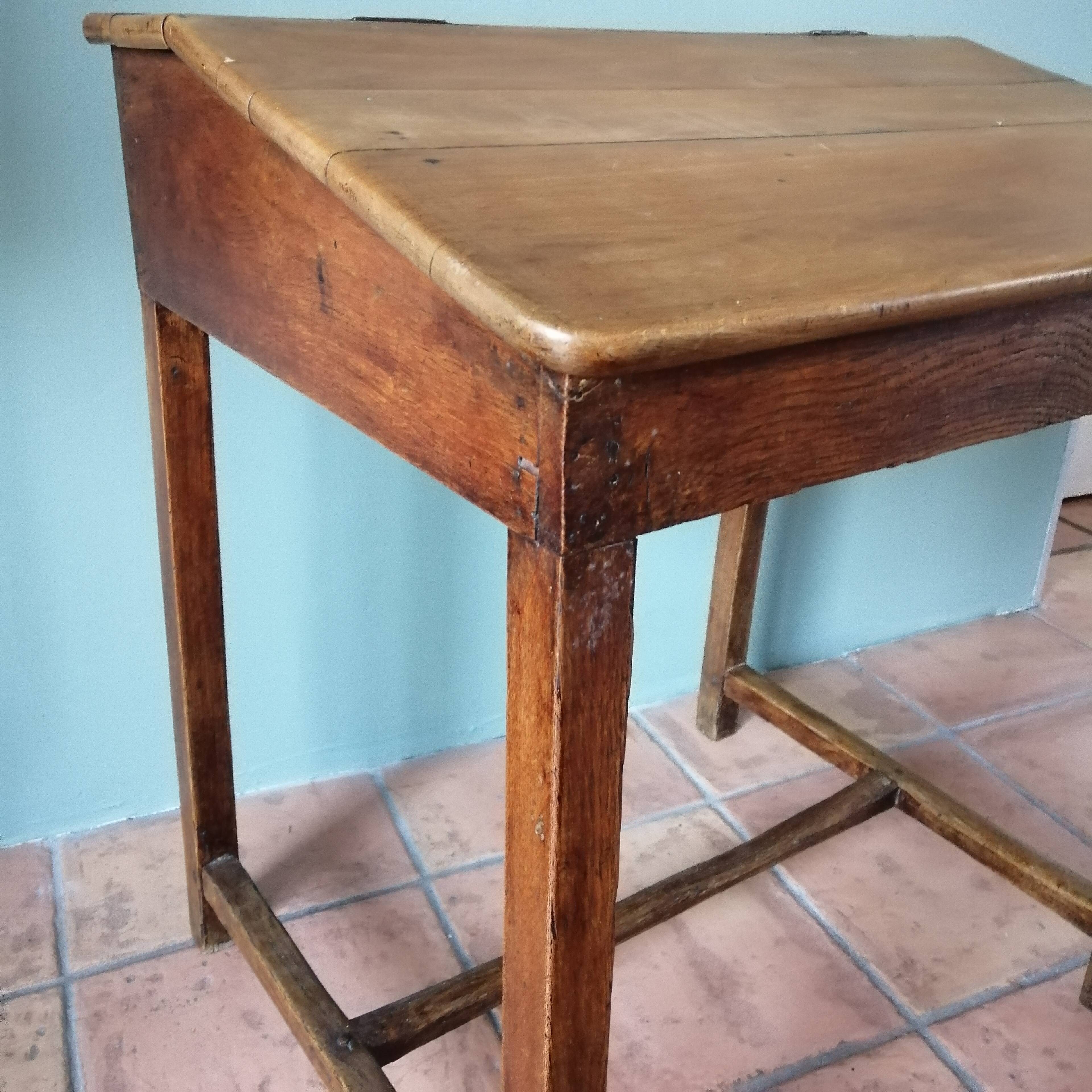 Pupitre d'écolier ancien