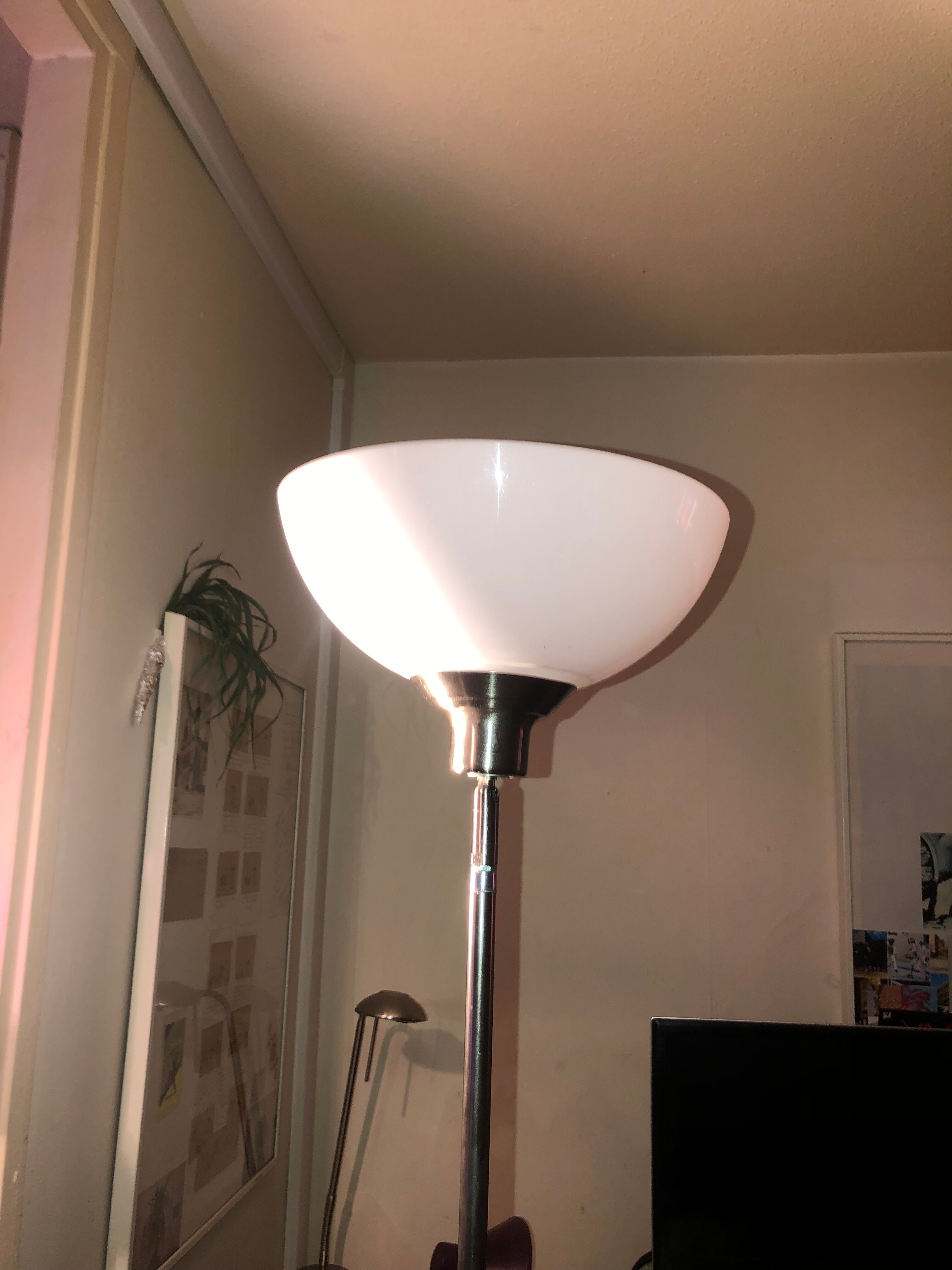 Discreet floor lamp