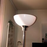 Discreet floor lamp