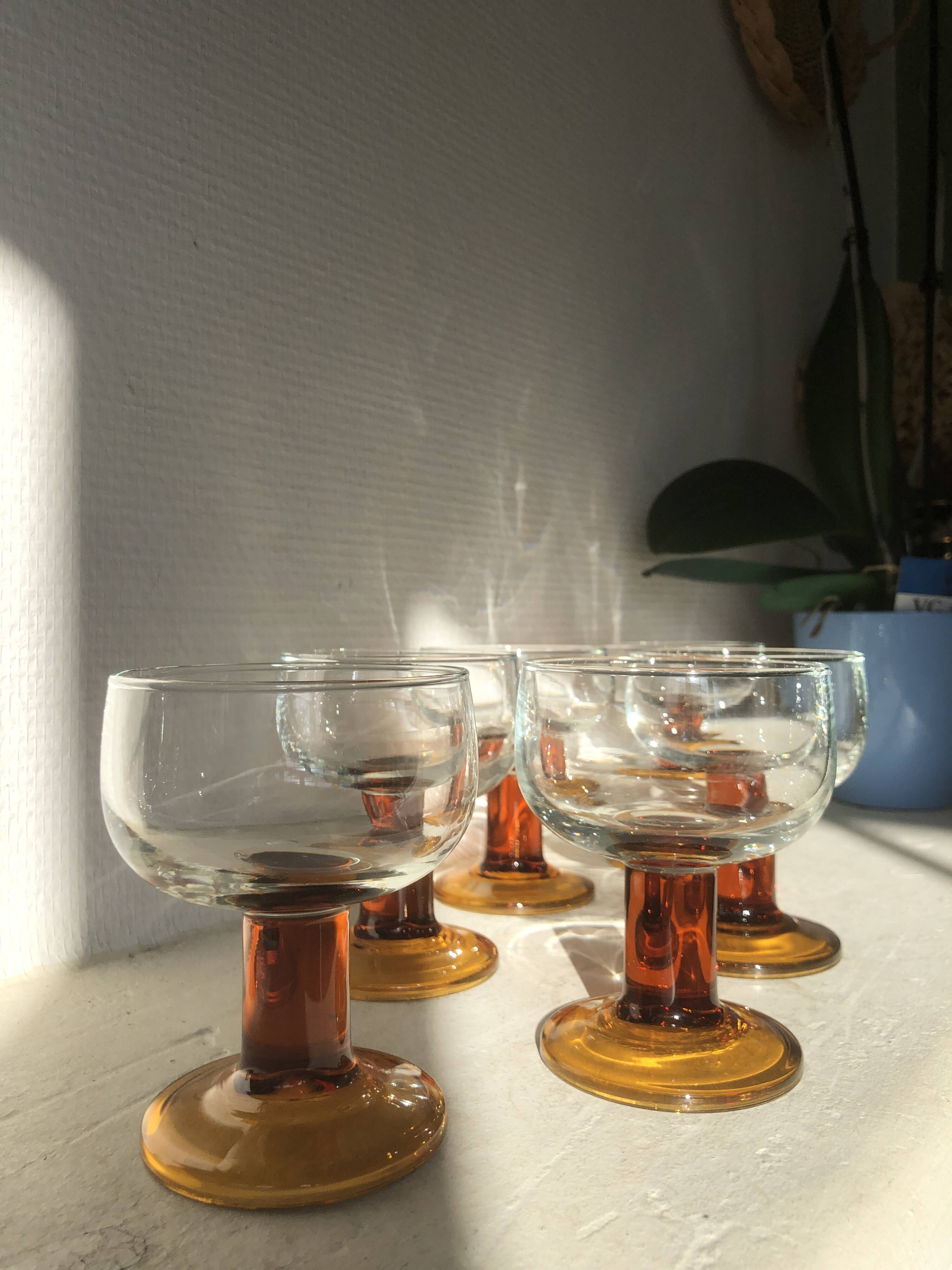 Lot of 9 glasses/cups from the 70s with amber feet