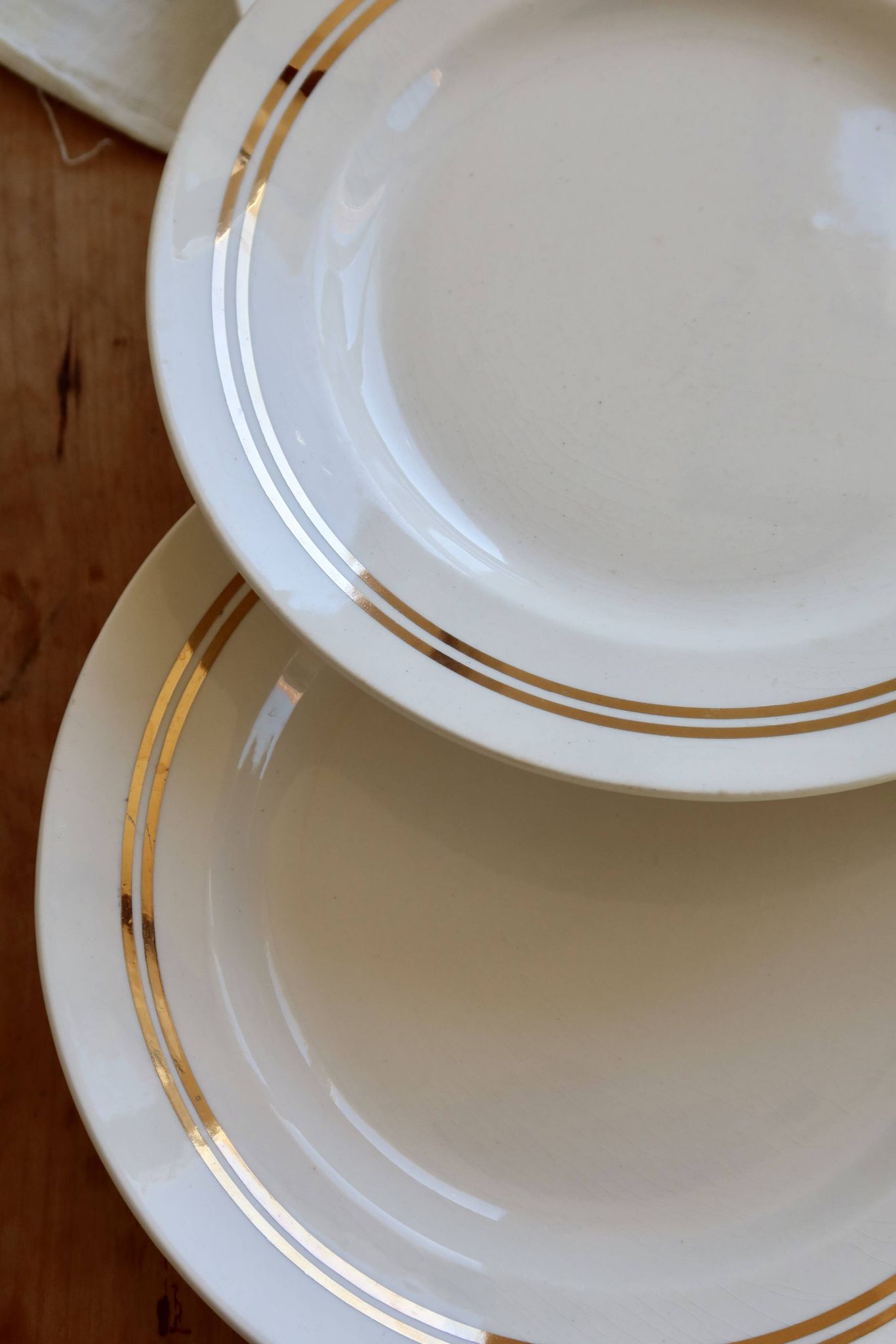 6 plates vintage faïence ivoire liserées dorés
