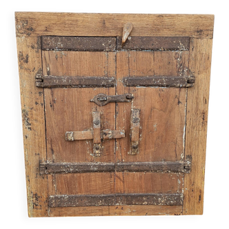 Ancienne fenêtre tribale en bois