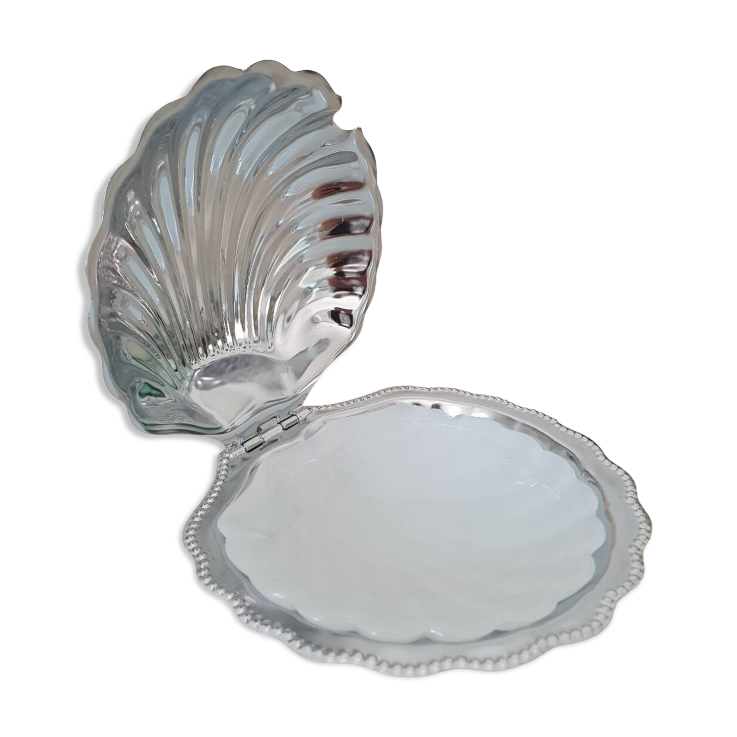 Shell butter dish in silver metal and its white glass cup