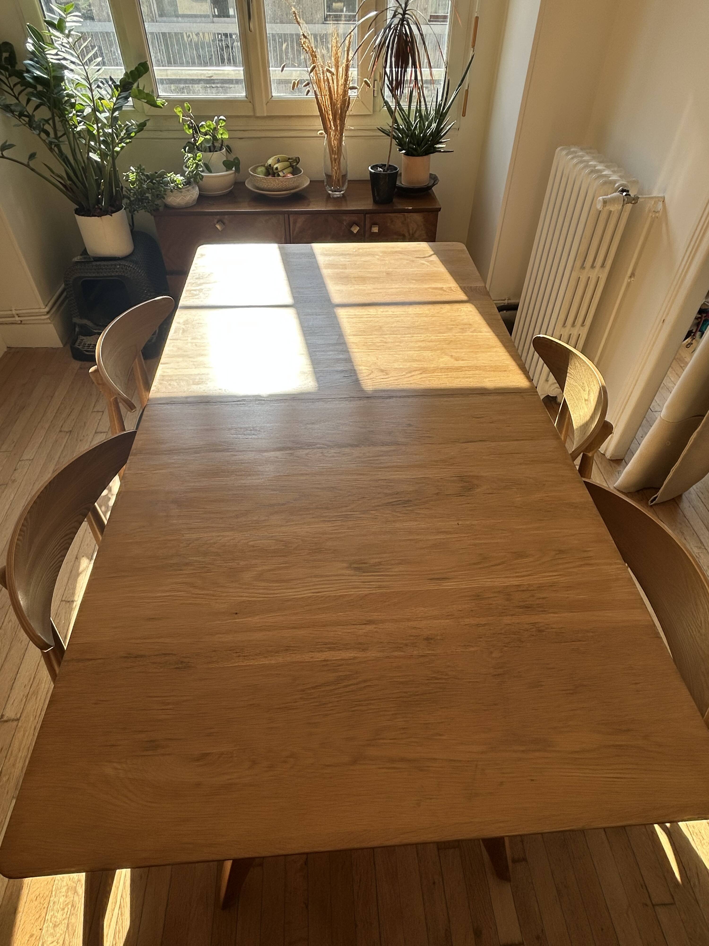 Extensible table Made.com model Jenson for 6 to 8 people.